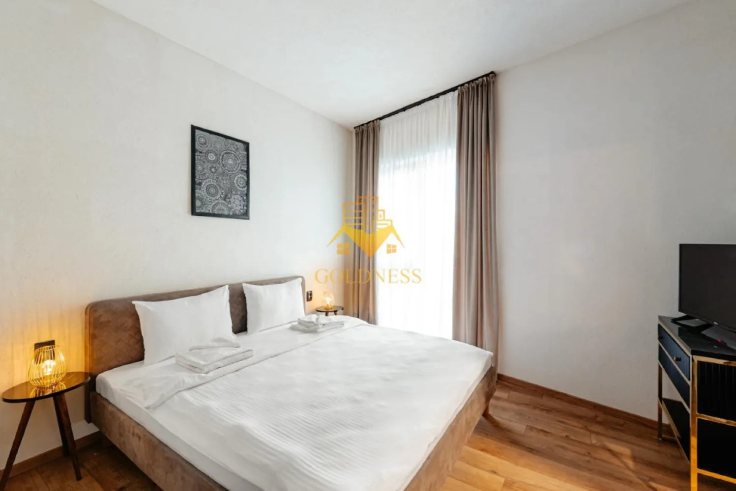 3 camere, 2 bai, Premium Zona Centrala, BOSCH, NTT Data,Mihai Viteazul - GOLDNESS Imobiliare vă propune spre închiriere un apartament cu 3 camere complet mobilat și utilat, la etajul 4 într-un imobil de 4 etaje, în Zona Centrala.
Dispune de loc de parcare subterana!
Se află în apropierea stațiilor de transport în comun, magazine, restaurante, spații verzi, farmacii, etc. 

Apartamentul este compartimentat astfel:
 - dormitor cu pat matrimonial, dressing, noptiere
 - dormitor cu pat matrimonial, dressing, noptiere
 - living cu bucatarie open space complet utilată și mobilată, canapea extensibilă, loc de servit masa 
 - baie cu cabina de dus, calorifer port prosop și dulap pentru depozitare.
 - baie cu cada, calorifer port prosop și dulap pentru depozitare.

Imobilul este dotat cu toate cele necesare- centrală proprie, frigider, aragaz, hotă, mașină de spălat haine, etc. 

Dacă sunteți interesați de acest apartament și doriți să îl vizionați, dar și pentru alte oferte nu ezitați să ne contactați telefonic sau prin e-mail. Vă stăm la dispoziție!
Pentru intermediere se percepe un comision de 50% din prețul chiriei!