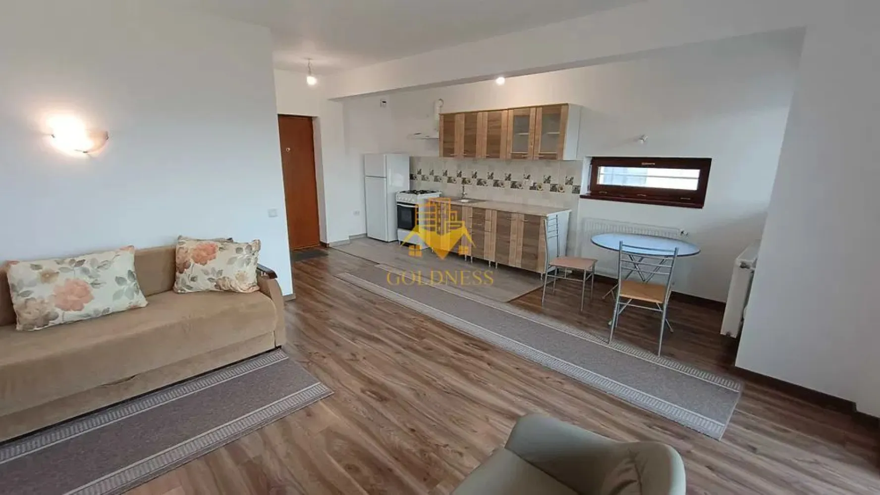 1 camera, mobilat modern, parcare, terasa, Cartierul Borhanci - GOLDNESS Imobiliare vă propune spre închiriere un apartament la prima inchiriere cu 1 camera complet mobilat și utilat, la etajul 2 într-un imobil de 2 etaje, în cartierul Borhanci . Apartamentul este compartimentat astfel: - dormitor cu canapea extensibila, dressing, noptiere - bucatarie complet utilată, loc de servit masa - baie cu vana, calorifer port prosop inox și dulap pentru depozitare - terasa de 12 mp Imobilul este dotat cu toate cele necesare- termoficare pe 2 apartamente(garsoniere), mașină de spălat haine, frigider, aragaz, hotă, etc. Se află în apropierea stațiilor de transport în comun, magazine, restaurante, spații verzi, farmacii, etc. Dispune de loc de parcare! Dacă sunteți interesați de acest apartament și doriți să îl vizionați, dar și pentru alte oferte sau detalii nu ezitați să ne contactați telefonic sau prin e-mail - goldnessimobiliare@gmail.com. Vă stăm la dispoziție! }}