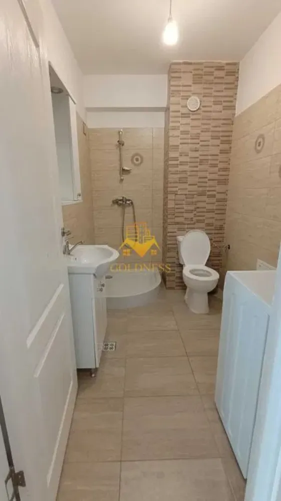 1 camera, mobilat modern, parcare, terasa, Cartierul Borhanci - GOLDNESS Imobiliare vă propune spre închiriere un apartament la prima inchiriere cu 1 camera complet mobilat și utilat, la etajul 2 într-un imobil de 2 etaje, în cartierul Borhanci . Apartamentul este compartimentat astfel: - dormitor cu canapea extensibila, dressing, noptiere - bucatarie complet utilată, loc de servit masa - baie cu vana, calorifer port prosop inox și dulap pentru depozitare - terasa de 12 mp Imobilul este dotat cu toate cele necesare- termoficare pe 2 apartamente(garsoniere), mașină de spălat haine, frigider, aragaz, hotă, etc. Se află în apropierea stațiilor de transport în comun, magazine, restaurante, spații verzi, farmacii, etc. Dispune de loc de parcare! Dacă sunteți interesați de acest apartament și doriți să îl vizionați, dar și pentru alte oferte sau detalii nu ezitați să ne contactați telefonic sau prin e-mail - goldnessimobiliare@gmail.com. Vă stăm la dispoziție! }}