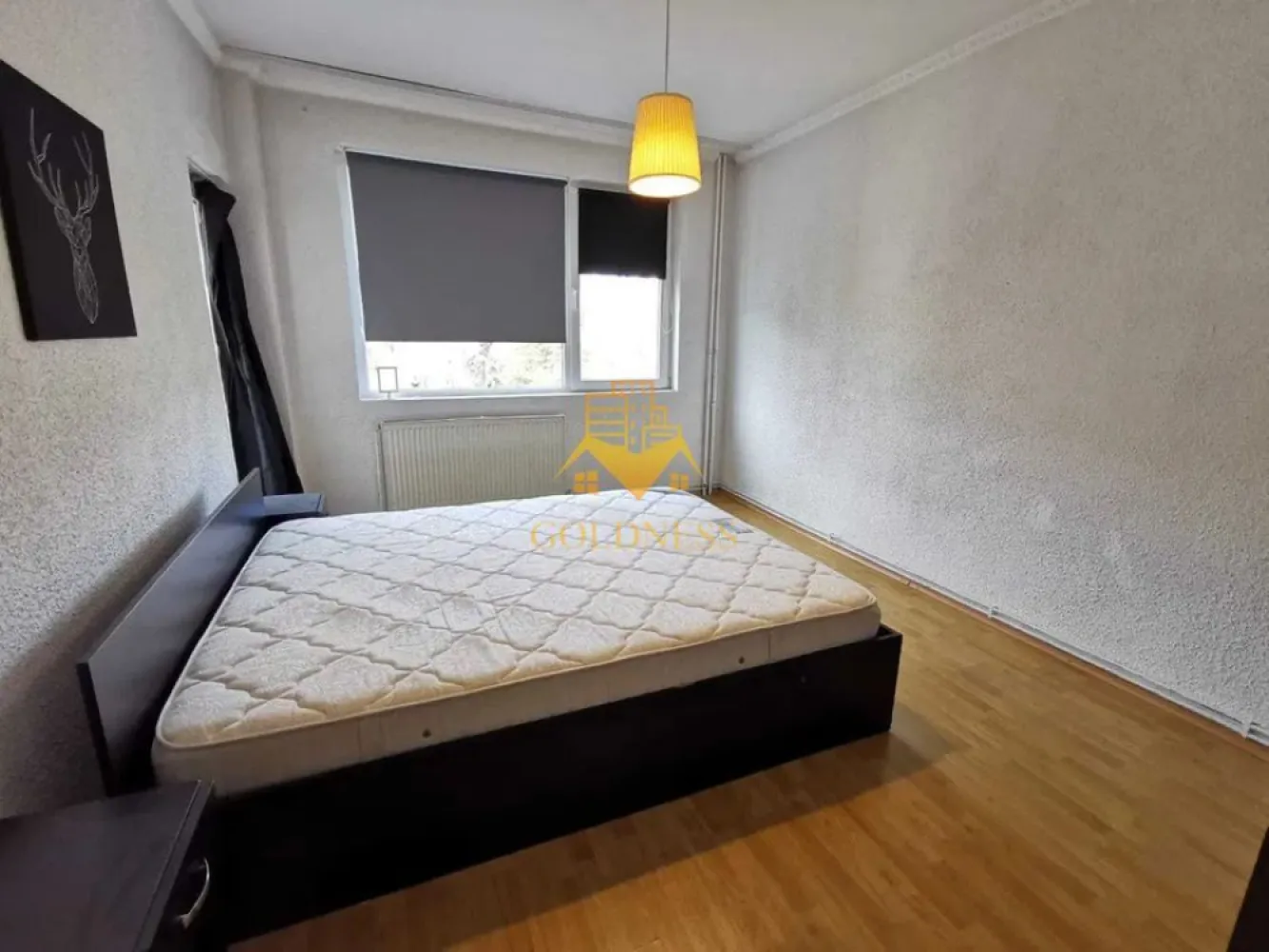 3 camere decomandate, 2 parcari, Zona Centrala, Chios Lake, BBU - GOLDNESS Imobiliare vă propune spre închiriere un apartament cu 3 camere complet mobilat și utilat, la etajul 3 într-un imobil de 4 etaje, în Zona Centrala . Dispune de 2 locuri de parcare! Se află în apropierea stațiilor de transport în comun, magazine, restaurante, spații verzi, farmacii, etc. Apartamentul este compartimentat astfel: - dormitor cu pat matrimonial, dressing, noptiere - dormitor cu canapea extensibia, comoda - living cu canapea extensibila - living cu bucatarie open space complet utilată și mobilată, canapea extensibilă, loc de servit masa - baie cu cada, calorifer port prosop și dulap pentru depozitare. - balcon de 5 mp. Imobilul este dotat cu toate cele necesare- centrală proprie, frigider, aragaz, hotă, mașină de spălat haine, etc. Dacă sunteți interesați de acest apartament și doriți să îl vizionați, dar și pentru alte oferte nu ezitați să ne contactați telefonic sau prin e-mail. Vă stăm la dispoziție! Pentru intermediere se percepe un comision de 50% din prețul chiriei! }}
