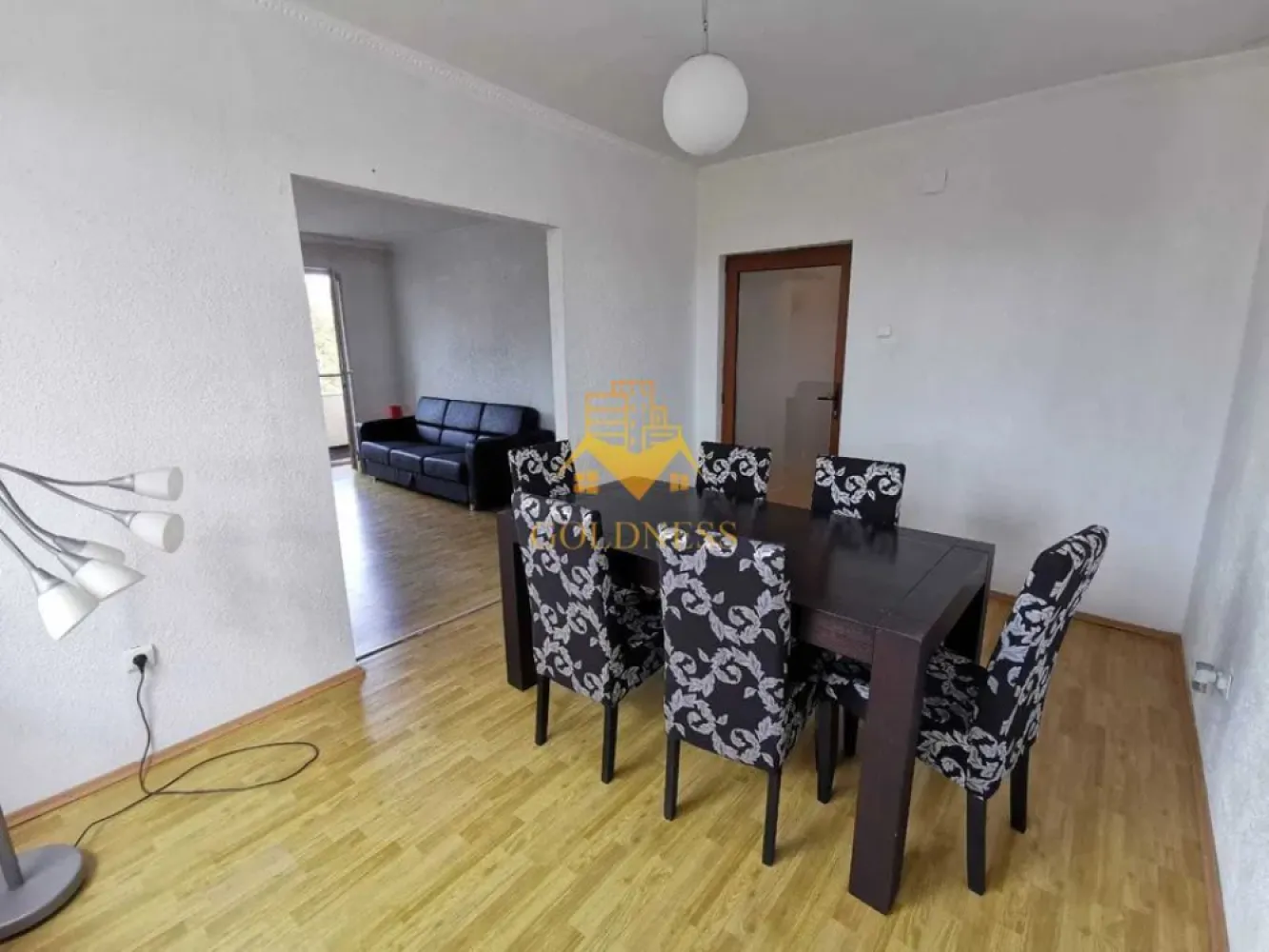 3 camere decomandate, 2 parcari, Zona Centrala, Chios Lake, BBU - GOLDNESS Imobiliare vă propune spre închiriere un apartament cu 3 camere complet mobilat și utilat, la etajul 3 într-un imobil de 4 etaje, în Zona Centrala . Dispune de 2 locuri de parcare! Se află în apropierea stațiilor de transport în comun, magazine, restaurante, spații verzi, farmacii, etc. Apartamentul este compartimentat astfel: - dormitor cu pat matrimonial, dressing, noptiere - dormitor cu canapea extensibia, comoda - living cu canapea extensibila - living cu bucatarie open space complet utilată și mobilată, canapea extensibilă, loc de servit masa - baie cu cada, calorifer port prosop și dulap pentru depozitare. - balcon de 5 mp. Imobilul este dotat cu toate cele necesare- centrală proprie, frigider, aragaz, hotă, mașină de spălat haine, etc. Dacă sunteți interesați de acest apartament și doriți să îl vizionați, dar și pentru alte oferte nu ezitați să ne contactați telefonic sau prin e-mail. Vă stăm la dispoziție! Pentru intermediere se percepe un comision de 50% din prețul chiriei! }}