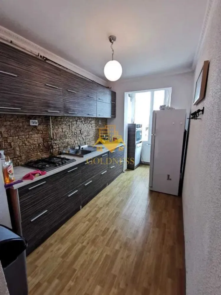 3 camere decomandate, 2 parcari, Zona Centrala, Chios Lake, BBU - GOLDNESS Imobiliare vă propune spre închiriere un apartament cu 3 camere complet mobilat și utilat, la etajul 3 într-un imobil de 4 etaje, în Zona Centrala . Dispune de 2 locuri de parcare! Se află în apropierea stațiilor de transport în comun, magazine, restaurante, spații verzi, farmacii, etc. Apartamentul este compartimentat astfel: - dormitor cu pat matrimonial, dressing, noptiere - dormitor cu canapea extensibia, comoda - living cu canapea extensibila - living cu bucatarie open space complet utilată și mobilată, canapea extensibilă, loc de servit masa - baie cu cada, calorifer port prosop și dulap pentru depozitare. - balcon de 5 mp. Imobilul este dotat cu toate cele necesare- centrală proprie, frigider, aragaz, hotă, mașină de spălat haine, etc. Dacă sunteți interesați de acest apartament și doriți să îl vizionați, dar și pentru alte oferte nu ezitați să ne contactați telefonic sau prin e-mail. Vă stăm la dispoziție! Pentru intermediere se percepe un comision de 50% din prețul chiriei! }}