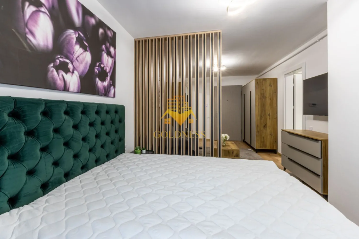 Studio, Ultrafinisat, bloc nou, Gheorgheni Zona Iulius Mall, FSEGA - GOLDNESS Imobiliare vă propune spre închiriere un apartament cu o camera complet mobilata și utilata, la etajul 6 într-un imobil de 7 etaje, în Cartierul Gheorgheni. Parcare subterana 50E! Se află în apropierea stațiilor de transport în comun, magazine, restaurante, spații verzi, farmacii, etc. Apartamentul este compartimentat astfel: - living cu bucatarie open space complet utilată și mobilată, canapea extensibilă, pat matrimonial, loc de servit masa - baie cu cabina de dus, calorifer port prosop și dulap pentru depozitare. - terasa de 5 mp. Imobilul este dotat cu toate cele necesare- centrală proprie, frigider, aragaz, hotă, mașină de spălat haine, etc. Dacă sunteți interesați de acest apartament și doriți să îl vizionați, dar și pentru alte oferte nu ezitați să ne contactați telefonic sau prin e-mail. Vă stăm la dispoziție! Pentru intermediere se percepe un comision de 50% din prețul chiriei! }}