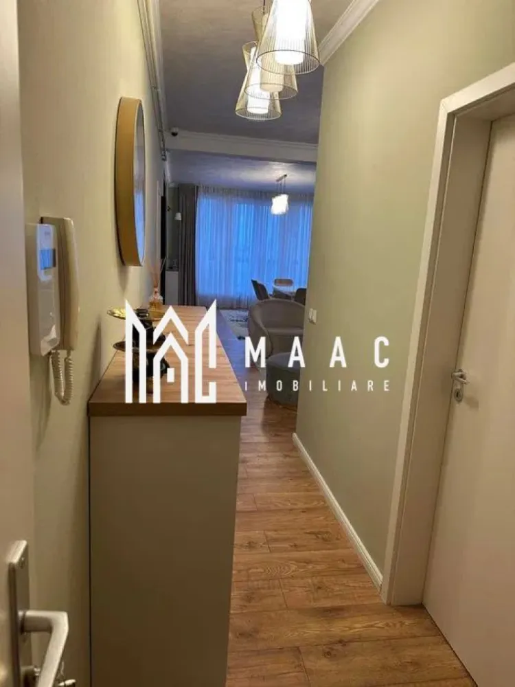 Penthouse I Decomandat 87 m²+Terasa 40 mp I Avantgarden 3 - MAAC Imobiliare vă propune spre închiriere un penthouse cu 3 camere decomandate, situat pe strada Regele Ferdinand, în zona Avangarden, o locație apreciată pentru accesul rapid către principalele căi de circulație din oraș și pentru proximitatea față de magazine, grădinițe și alte puncte de interes urban. Locuința este amplasată într-un imobil dotat cu lift și oferă un spațiu generos, bine compartimentat, potrivit pentru persoanele care își doresc confort, lumină naturală și suprafețe ample. Apartamentul dispune de un living spațios integrat cu zonă de dining, bucătărie închisă delimitată prin pereți moderni din sticlă, dormitor matrimonial, două băi moderne, balcon pe o parte a locuinței și o terasă generoasă de 40 mp, ideală pentru relaxare sau activități în aer liber. Proprietatea include și o boxă pentru depozitare. Compartimentare: -Living generos cu zonă de dining -Bucătărie închisă cu pereți de sticlă modernă -Dormitor matrimonial -2 băi moderne -Balcon -Terasă de 40 mp -Boxă pentru depozitare Dotări și facilități: -Mașină de spălat -Jacuzi -Sistem de alarmă -Dresing foarte modern -Centrală proprie -Supraveghere video -Aragaz cu hotă -Mobilier modern Imobilul dispune de lift, iar proprietatea beneficiază de loc de parcare aferent. Pentru mai multe detalii, vă rugăm să specificați telefonic că ați văzut anunțul cu numărul CP2973704. }}