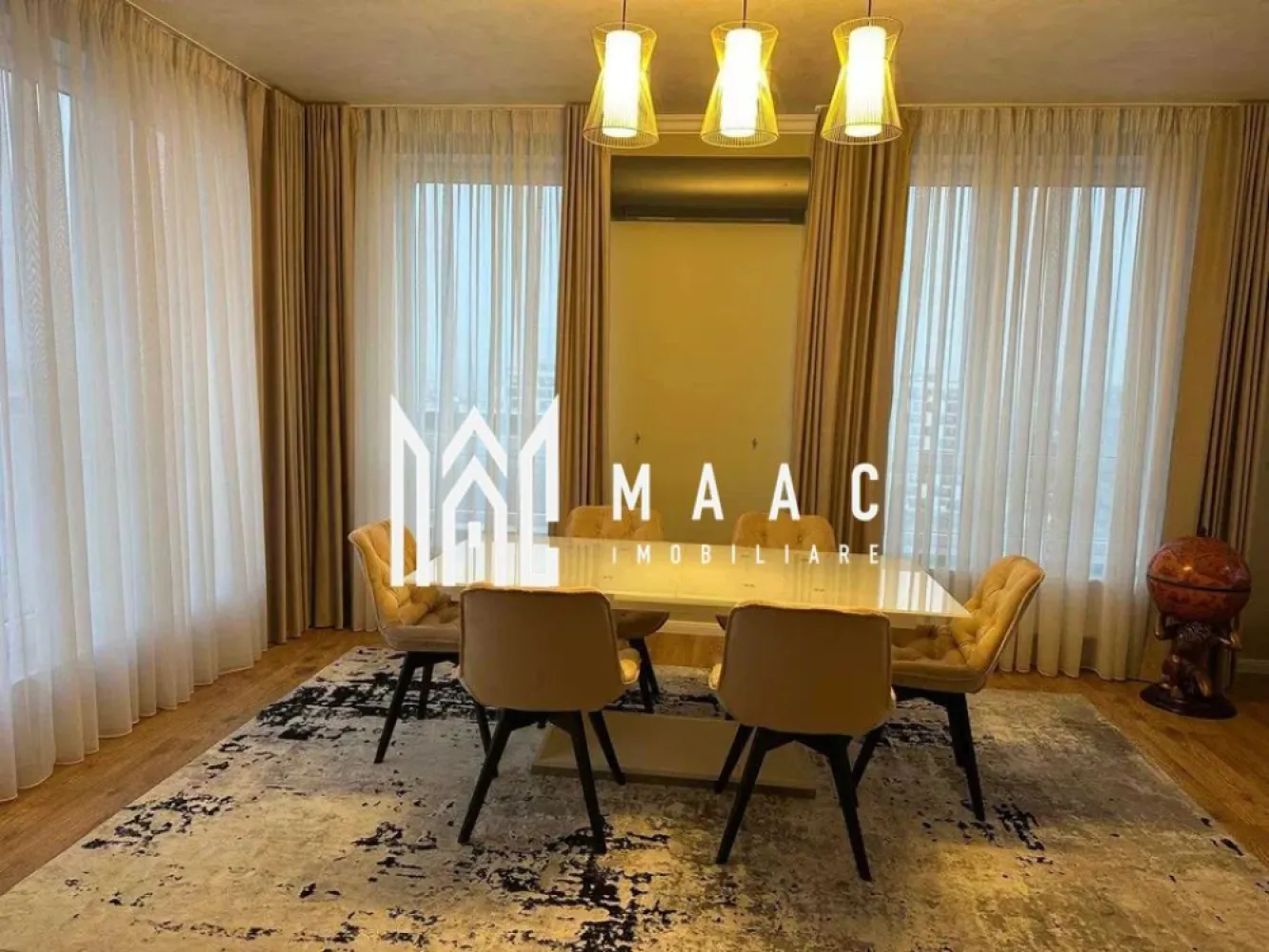 Penthouse I Decomandat 87 m²+Terasa 40 mp I Avantgarden 3 - MAAC Imobiliare vă propune spre închiriere un penthouse cu 3 camere decomandate, situat pe strada Regele Ferdinand, în zona Avangarden, o locație apreciată pentru accesul rapid către principalele căi de circulație din oraș și pentru proximitatea față de magazine, grădinițe și alte puncte de interes urban. Locuința este amplasată într-un imobil dotat cu lift și oferă un spațiu generos, bine compartimentat, potrivit pentru persoanele care își doresc confort, lumină naturală și suprafețe ample. Apartamentul dispune de un living spațios integrat cu zonă de dining, bucătărie închisă delimitată prin pereți moderni din sticlă, dormitor matrimonial, două băi moderne, balcon pe o parte a locuinței și o terasă generoasă de 40 mp, ideală pentru relaxare sau activități în aer liber. Proprietatea include și o boxă pentru depozitare. Compartimentare: -Living generos cu zonă de dining -Bucătărie închisă cu pereți de sticlă modernă -Dormitor matrimonial -2 băi moderne -Balcon -Terasă de 40 mp -Boxă pentru depozitare Dotări și facilități: -Mașină de spălat -Jacuzi -Sistem de alarmă -Dresing foarte modern -Centrală proprie -Supraveghere video -Aragaz cu hotă -Mobilier modern Imobilul dispune de lift, iar proprietatea beneficiază de loc de parcare aferent. Pentru mai multe detalii, vă rugăm să specificați telefonic că ați văzut anunțul cu numărul CP2973704. }}