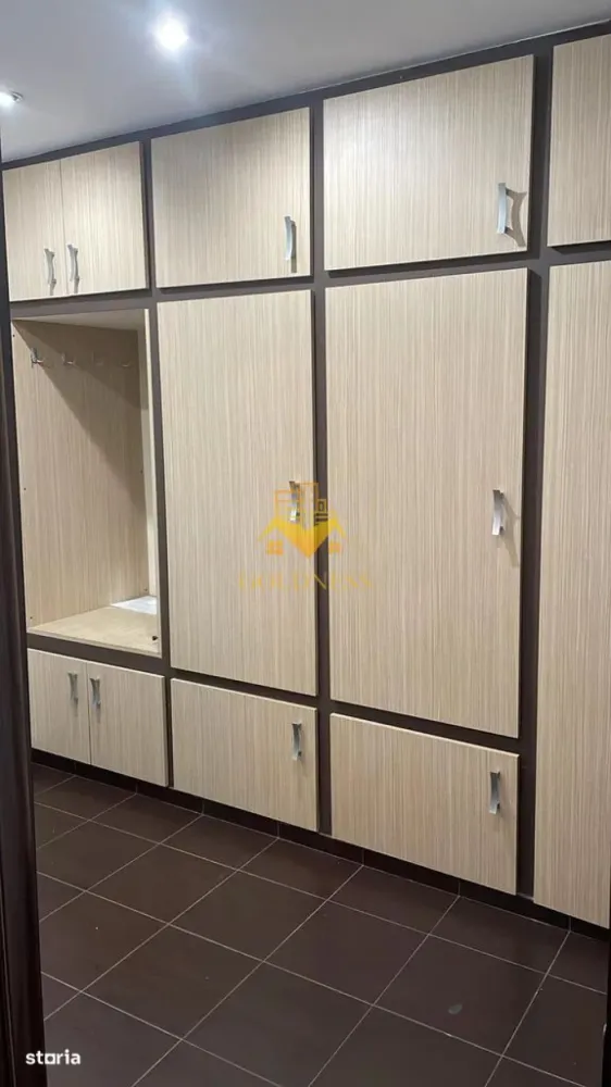 1 camera, modern, parcare, Manastur, Kaufland, Platinia, Semicentral - GOLDNESS Imobiliare vă propune spre închiriere un apartament cu o camera complet mobilata și utilata, la parterul unui imobil de 8 etaje, situat pe Calea Manastur. Se află în apropierea stațiilor de transport în comun, magazine, restaurante, spații verzi, farmacii. Apartamentul este compartimentat astfel: - camera principala cu canapea extensibila, dressing, TV, spatii de depozitare. - bucatarie decomandata, complet utilată și mobilată, si loc de servit masa. - baie cu cada, calorifer port prosop și dulap pentru depozitare. Imobilul este dotat cu toate cele necesare- centrală termica pe bloc, frigider, aragaz, hotă, mașină de spălat haine. Dacă sunteți interesați de acest apartament și doriți să îl vizionați, dar și pentru alte oferte nu ezitați să ne contactați telefonic sau prin e-mail. Vă stăm la dispoziție! Pentru intermediere se percepe un comision de 50% din prețul chiriei! }}