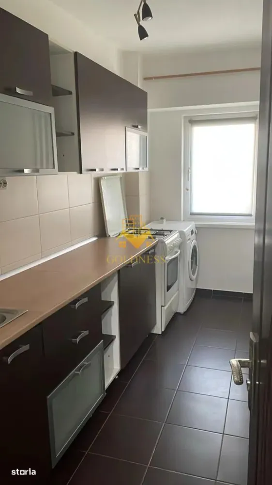 1 camera, modern, parcare, Manastur, Kaufland, Platinia, Semicentral - GOLDNESS Imobiliare vă propune spre închiriere un apartament cu o camera complet mobilata și utilata, la parterul unui imobil de 8 etaje, situat pe Calea Manastur. Se află în apropierea stațiilor de transport în comun, magazine, restaurante, spații verzi, farmacii. Apartamentul este compartimentat astfel: - camera principala cu canapea extensibila, dressing, TV, spatii de depozitare. - bucatarie decomandata, complet utilată și mobilată, si loc de servit masa. - baie cu cada, calorifer port prosop și dulap pentru depozitare. Imobilul este dotat cu toate cele necesare- centrală termica pe bloc, frigider, aragaz, hotă, mașină de spălat haine. Dacă sunteți interesați de acest apartament și doriți să îl vizionați, dar și pentru alte oferte nu ezitați să ne contactați telefonic sau prin e-mail. Vă stăm la dispoziție! Pentru intermediere se percepe un comision de 50% din prețul chiriei! }}