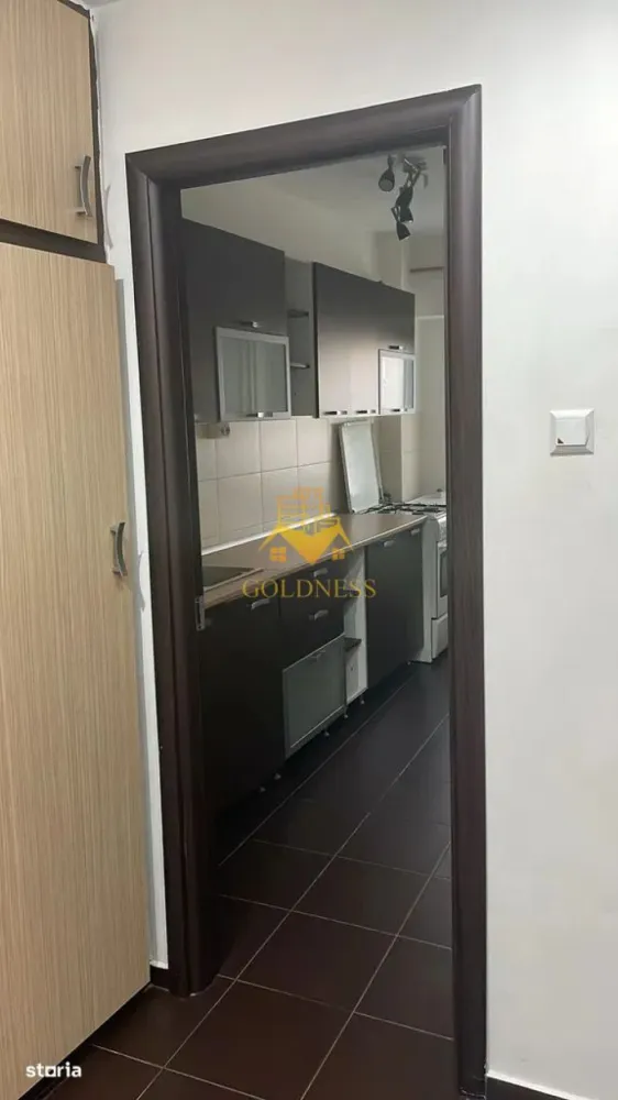 1 camera, modern, parcare, Manastur, Kaufland, Platinia, Semicentral - GOLDNESS Imobiliare vă propune spre închiriere un apartament cu o camera complet mobilata și utilata, la parterul unui imobil de 8 etaje, situat pe Calea Manastur. Se află în apropierea stațiilor de transport în comun, magazine, restaurante, spații verzi, farmacii. Apartamentul este compartimentat astfel: - camera principala cu canapea extensibila, dressing, TV, spatii de depozitare. - bucatarie decomandata, complet utilată și mobilată, si loc de servit masa. - baie cu cada, calorifer port prosop și dulap pentru depozitare. Imobilul este dotat cu toate cele necesare- centrală termica pe bloc, frigider, aragaz, hotă, mașină de spălat haine. Dacă sunteți interesați de acest apartament și doriți să îl vizionați, dar și pentru alte oferte nu ezitați să ne contactați telefonic sau prin e-mail. Vă stăm la dispoziție! Pentru intermediere se percepe un comision de 50% din prețul chiriei! }}
