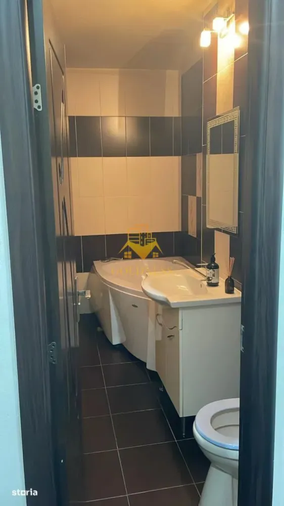 1 camera, modern, parcare, Manastur, Kaufland, Platinia, Semicentral - GOLDNESS Imobiliare vă propune spre închiriere un apartament cu o camera complet mobilata și utilata, la parterul unui imobil de 8 etaje, situat pe Calea Manastur. Se află în apropierea stațiilor de transport în comun, magazine, restaurante, spații verzi, farmacii. Apartamentul este compartimentat astfel: - camera principala cu canapea extensibila, dressing, TV, spatii de depozitare. - bucatarie decomandata, complet utilată și mobilată, si loc de servit masa. - baie cu cada, calorifer port prosop și dulap pentru depozitare. Imobilul este dotat cu toate cele necesare- centrală termica pe bloc, frigider, aragaz, hotă, mașină de spălat haine. Dacă sunteți interesați de acest apartament și doriți să îl vizionați, dar și pentru alte oferte nu ezitați să ne contactați telefonic sau prin e-mail. Vă stăm la dispoziție! Pentru intermediere se percepe un comision de 50% din prețul chiriei! }}