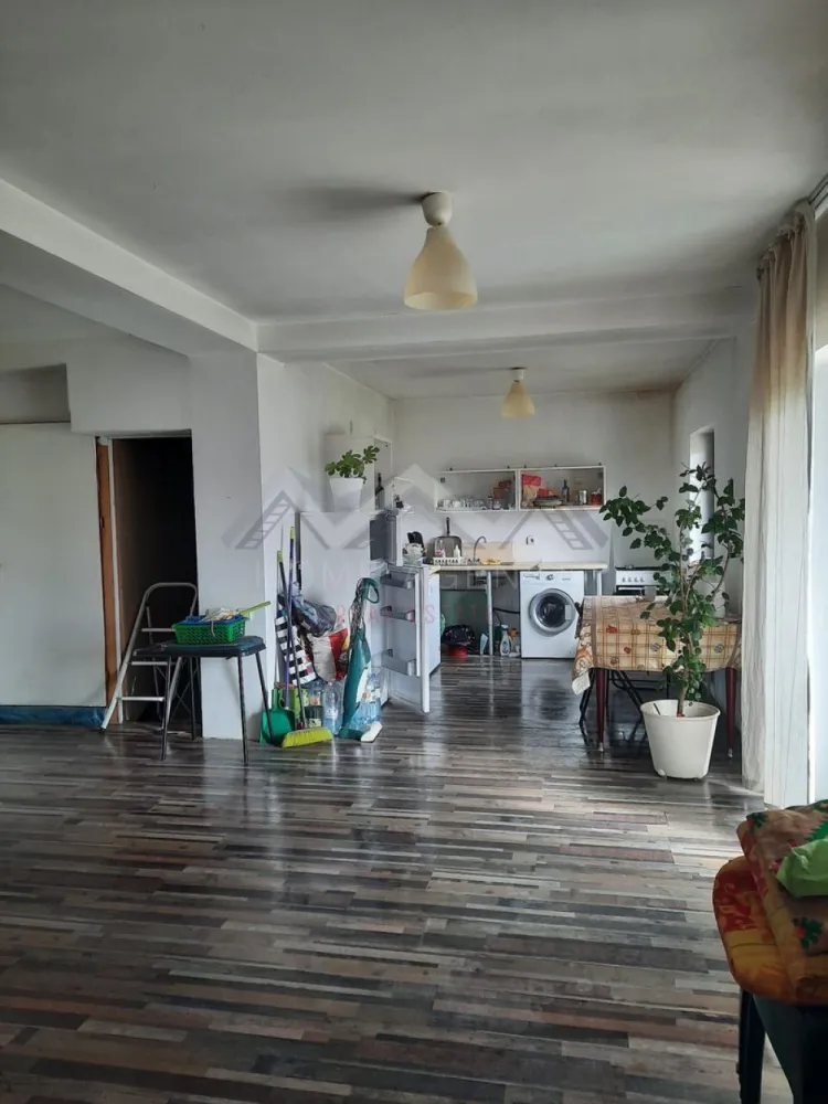 Vilă spațioasă cu 6 camere – Gruiu, Ilfov - Descoperă confortul unei locuințe elegante (semifinită), situată într-o zonă liniștită și verde, la doar câteva minute de Pădurea Snagov. - Suprafață utilă: 156 mp - Teren: 815 mp Compartimentare: - Living generos cu zonă de dining - Bucătărie partial utilată - 5 dormitoare luminoase - 3 băi moderne - Balcon cu vedere spre grădină }}