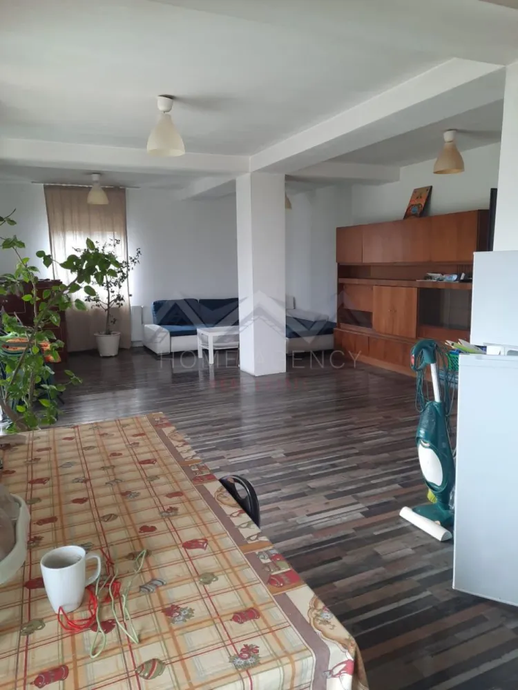 Vilă spațioasă cu 6 camere – Gruiu, Ilfov - Descoperă confortul unei locuințe elegante (semifinită), situată într-o zonă liniștită și verde, la doar câteva minute de Pădurea Snagov. - Suprafață utilă: 156 mp - Teren: 815 mp Compartimentare: - Living generos cu zonă de dining - Bucătărie partial utilată - 5 dormitoare luminoase - 3 băi moderne - Balcon cu vedere spre grădină }}