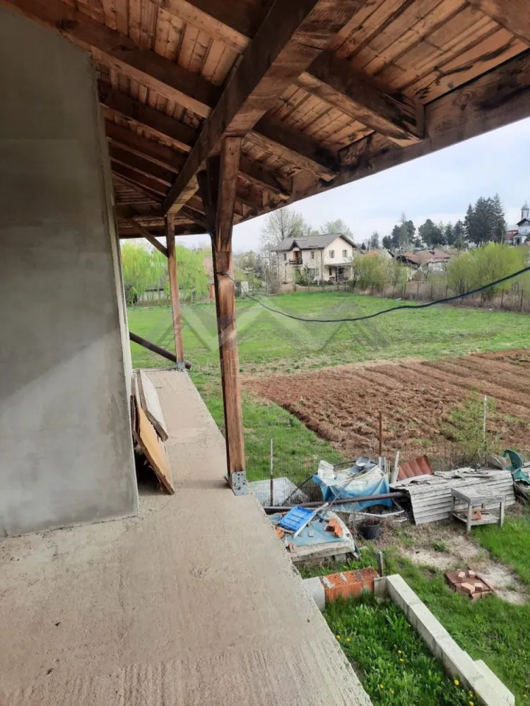 Vilă spațioasă cu 6 camere – Gruiu, Ilfov - Descoperă confortul unei locuințe elegante (semifinită), situată într-o zonă liniștită și verde, la doar câteva minute de Pădurea Snagov. - Suprafață utilă: 156 mp - Teren: 815 mp Compartimentare: - Living generos cu zonă de dining - Bucătărie partial utilată - 5 dormitoare luminoase - 3 băi moderne - Balcon cu vedere spre grădină }}