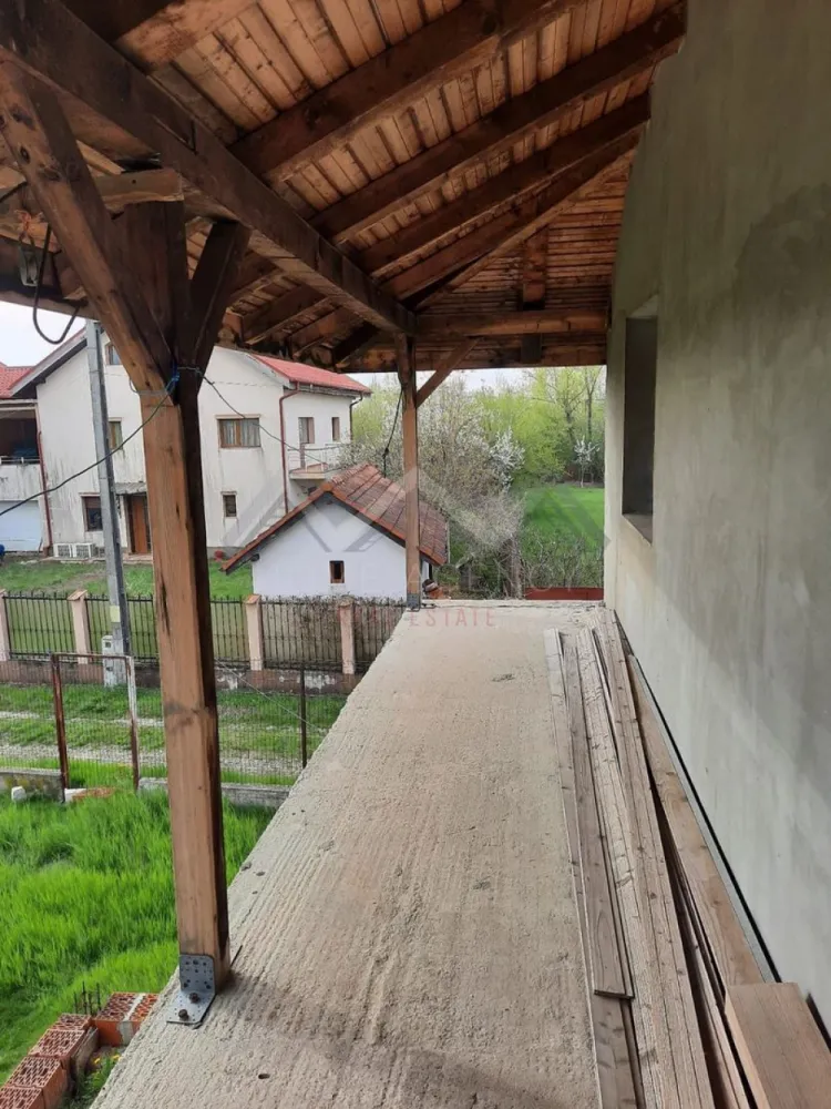 Vilă spațioasă cu 6 camere – Gruiu, Ilfov - Descoperă confortul unei locuințe elegante (semifinită), situată într-o zonă liniștită și verde, la doar câteva minute de Pădurea Snagov. - Suprafață utilă: 156 mp - Teren: 815 mp Compartimentare: - Living generos cu zonă de dining - Bucătărie partial utilată - 5 dormitoare luminoase - 3 băi moderne - Balcon cu vedere spre grădină }}