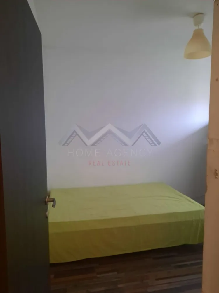 Vilă spațioasă cu 6 camere – Gruiu, Ilfov - Descoperă confortul unei locuințe elegante (semifinită), situată într-o zonă liniștită și verde, la doar câteva minute de Pădurea Snagov. - Suprafață utilă: 156 mp - Teren: 815 mp Compartimentare: - Living generos cu zonă de dining - Bucătărie partial utilată - 5 dormitoare luminoase - 3 băi moderne - Balcon cu vedere spre grădină }}