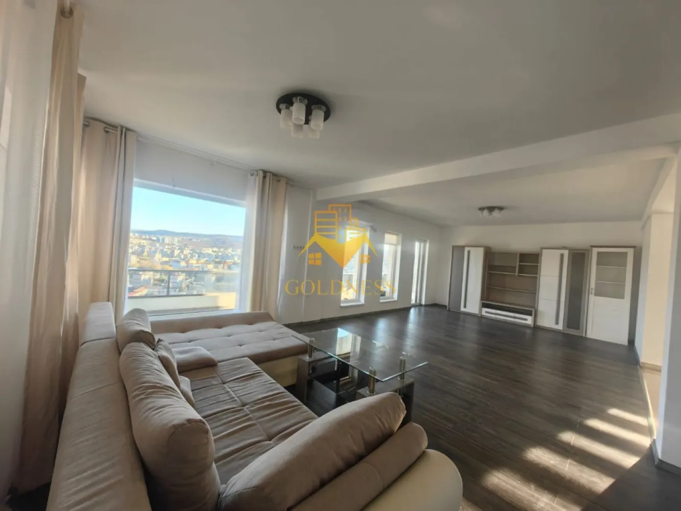 Penthouse 4 camere, Garaj, Modern, Padurea Hoia, Grigorescu - GOLDNESS Imobiliare vă propune spre închiriere un apartament cu 4 camere complet mobilat și utilat, in cartierul Grigorescu. Dispune de parcare in garaj! Apartamentul este compartimentat astfel: - 3 dormitoare cu pat matrimonial, dressing, noptiere - living cu bucatarie open-space complet utilată, canapea extensibla, loc de servit masa - 2 bai, dintre care o baie cu cabina de dus, calorifer port prosop inox și dulap pentru depozitare si una cu jacuzzi. - terasa de 12 mp+ terasa deasupra imobilului foarte spatioasa si cu view superb asupra orasului Imobilul este dotat cu toate cele necesare- centrală proprie, frigider, aragaz, hotă, mașină de spălat haine, AC, etc. Dacă sunteți interesați de acest apartament și doriți să îl vizionați, dar și pentru alte oferte nu ezitați să ne contactați telefonic sau prin e-mail. Vă stăm la dispoziție! Pentru intermediere se percepe un comision de 50% din prețul chiriei! }}