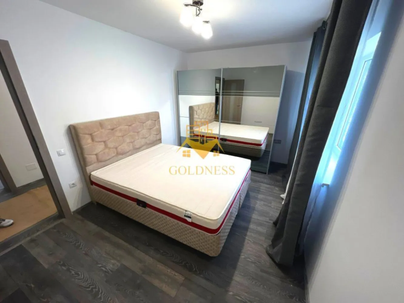 Penthouse 4 camere, Garaj, Modern, Padurea Hoia, Grigorescu - GOLDNESS Imobiliare vă propune spre închiriere un apartament cu 4 camere complet mobilat și utilat, in cartierul Grigorescu. Dispune de parcare in garaj! Apartamentul este compartimentat astfel: - 3 dormitoare cu pat matrimonial, dressing, noptiere - living cu bucatarie open-space complet utilată, canapea extensibla, loc de servit masa - 2 bai, dintre care o baie cu cabina de dus, calorifer port prosop inox și dulap pentru depozitare si una cu jacuzzi. - terasa de 12 mp+ terasa deasupra imobilului foarte spatioasa si cu view superb asupra orasului Imobilul este dotat cu toate cele necesare- centrală proprie, frigider, aragaz, hotă, mașină de spălat haine, AC, etc. Dacă sunteți interesați de acest apartament și doriți să îl vizionați, dar și pentru alte oferte nu ezitați să ne contactați telefonic sau prin e-mail. Vă stăm la dispoziție! Pentru intermediere se percepe un comision de 50% din prețul chiriei! }}