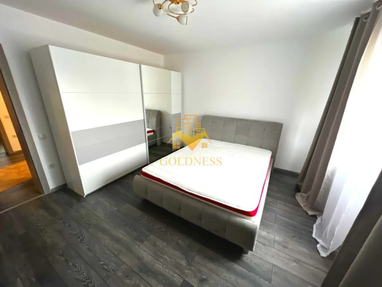 Penthouse 4 camere, Garaj, Modern, Padurea Hoia, Grigorescu - GOLDNESS Imobiliare vă propune spre închiriere un apartament cu 4 camere complet mobilat și utilat, in cartierul Grigorescu. Dispune de parcare in garaj! Apartamentul este compartimentat astfel: - 3 dormitoare cu pat matrimonial, dressing, noptiere - living cu bucatarie open-space complet utilată, canapea extensibla, loc de servit masa - 2 bai, dintre care o baie cu cabina de dus, calorifer port prosop inox și dulap pentru depozitare si una cu jacuzzi. - terasa de 12 mp+ terasa deasupra imobilului foarte spatioasa si cu view superb asupra orasului Imobilul este dotat cu toate cele necesare- centrală proprie, frigider, aragaz, hotă, mașină de spălat haine, AC, etc. Dacă sunteți interesați de acest apartament și doriți să îl vizionați, dar și pentru alte oferte nu ezitați să ne contactați telefonic sau prin e-mail. Vă stăm la dispoziție! Pentru intermediere se percepe un comision de 50% din prețul chiriei! }}