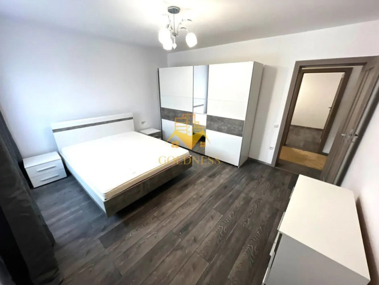 Penthouse 4 camere, Garaj, Modern, Padurea Hoia, Grigorescu - GOLDNESS Imobiliare vă propune spre închiriere un apartament cu 4 camere complet mobilat și utilat, in cartierul Grigorescu. Dispune de parcare in garaj! Apartamentul este compartimentat astfel: - 3 dormitoare cu pat matrimonial, dressing, noptiere - living cu bucatarie open-space complet utilată, canapea extensibla, loc de servit masa - 2 bai, dintre care o baie cu cabina de dus, calorifer port prosop inox și dulap pentru depozitare si una cu jacuzzi. - terasa de 12 mp+ terasa deasupra imobilului foarte spatioasa si cu view superb asupra orasului Imobilul este dotat cu toate cele necesare- centrală proprie, frigider, aragaz, hotă, mașină de spălat haine, AC, etc. Dacă sunteți interesați de acest apartament și doriți să îl vizionați, dar și pentru alte oferte nu ezitați să ne contactați telefonic sau prin e-mail. Vă stăm la dispoziție! Pentru intermediere se percepe un comision de 50% din prețul chiriei! }}