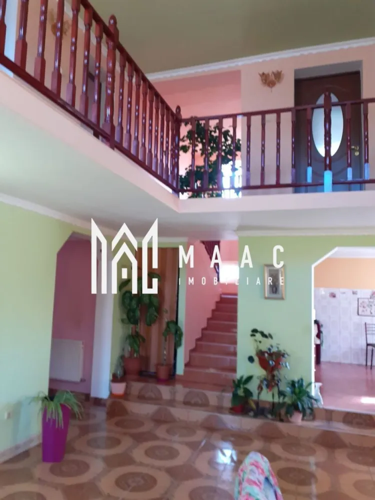 Casă spațioasă I 6 camere I Teren 845 mp I Zonă de Case I Priveliște Superbă - MAAC Imobiliare vă propune spre vânzare o proprietate deosebit de spațioasă, ideală pentru familiile care își doresc confort, lumină naturală și un ambient rezidențial de calitate, situata in Daia, la mai putin de 10 minute de Sibiu. Parter – spațiu și funcționalitate Living impresionant de 43,5 mp, cu înălțime pe două niveluri și deschidere spre etaj, oferind o atmosferă elegantă și aerisită. Bucătărie de 12 mp, open-space, cu posibilitate de închidere. Dormitor de 18 mp, potrivit ca birou, cameră de oaspeți sau dormitor principal. Baie foarte spațioasă, 14 mp, modernă și confortabilă. Etaj – zona de noapte bine organizată 3 dormitoare: 23 mp 18 mp 12,5 mp Hol de 17 mp, cu perspectivă directă către living datorită deschiderii verticale – un detaliu arhitectural elegant și rar întâlnit. Subsol – util și practic Garaj de 20 mp, cu acces facil. Spațiu tehnic de 13,5 mp, ce găzduiește centrala – ideal pentru depozitare și funcționalitate. Exterior & teren Teren generos: 845 mp Curte complet amenajată, proprietate împrejmuită. Amplasată într-o zonă de case foarte frumoasă, cu vecinătăți de calitate și acces facil. Pentru detalii suplimentare, consultanță sau programarea unei vizionări, va rugăm să ne contactati specificand ID: CP2831966. }}