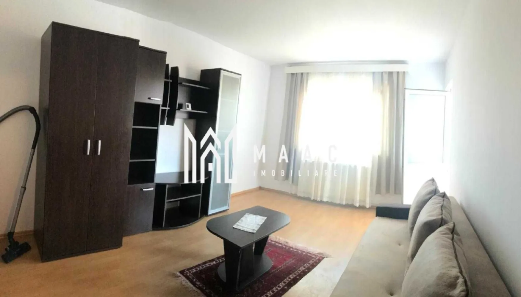 Apartament 2 camere | Balcon | Etaj 3 | Strand - Apartament 2 camere de închiriat Sibiu – 54 mp – balcon – etaj 3 – cartierul Ștrand MAAC Imobiliare vă propune spre închiriere un apartament cu 2 camere situat în cartierul Ștrand din Sibiu, la etajul 3 al unui imobil construit între 1977 și 1990. Detalii apartament Suprafață utilă: 54 mp Etaj: 3 Compartimentare: living luminos dormitor bucătărie baie balcon cu vedere spre oraș Blocul este izolat termic, iar balconul este închis, ceea ce contribuie la cheltuieli reduse de întreținere. Avantaje locație Apartamentul este situat în cartierul Ștrand, aproape de: Parcul Sub Arini Complexul Studențesc Sibiu restaurante, cafenele și magazine stații de transport public Pentru mai multe informații sau pentru a programa o vizionare, nu ezitați să ne contactați, specificand ID: CP2974066 }}
