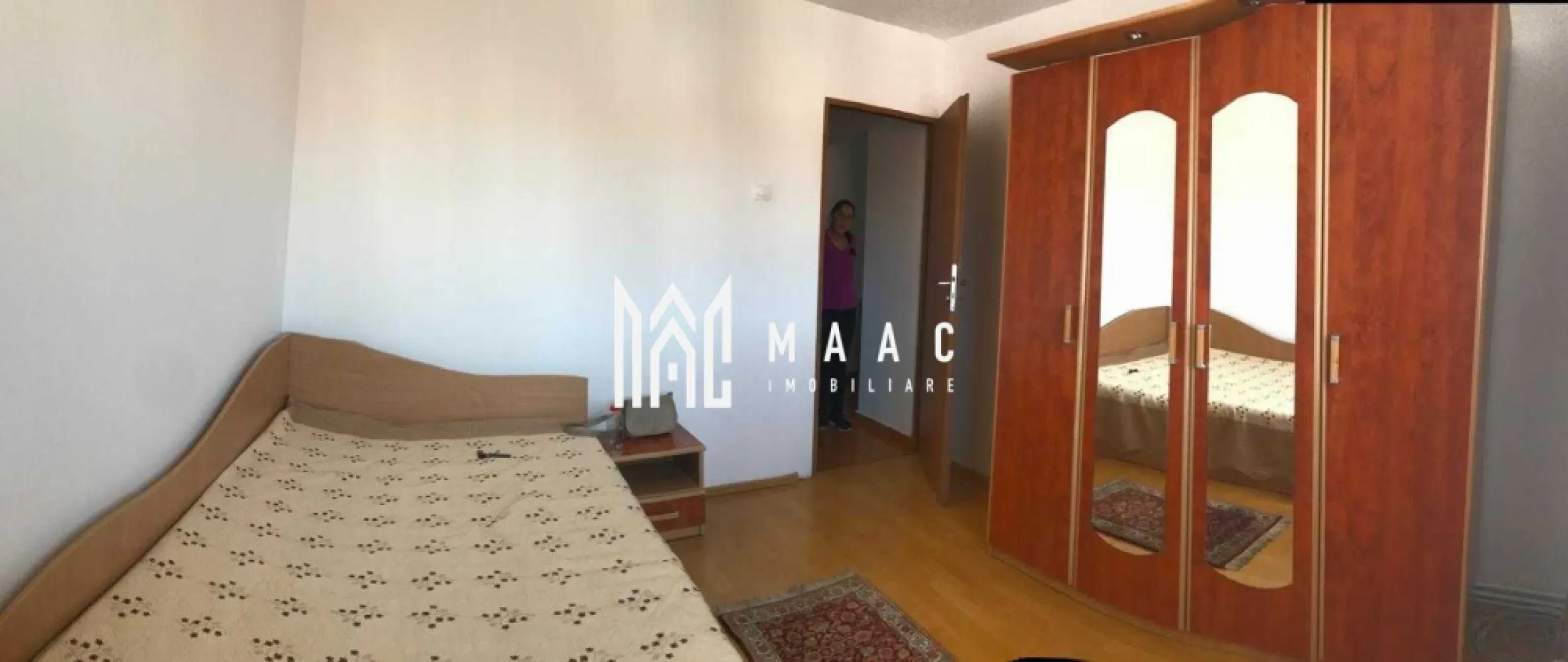 Apartament 2 camere | Balcon | Etaj 3 | Strand - Apartament 2 camere de închiriat Sibiu – 54 mp – balcon – etaj 3 – cartierul Ștrand MAAC Imobiliare vă propune spre închiriere un apartament cu 2 camere situat în cartierul Ștrand din Sibiu, la etajul 3 al unui imobil construit între 1977 și 1990. Detalii apartament Suprafață utilă: 54 mp Etaj: 3 Compartimentare: living luminos dormitor bucătărie baie balcon cu vedere spre oraș Blocul este izolat termic, iar balconul este închis, ceea ce contribuie la cheltuieli reduse de întreținere. Avantaje locație Apartamentul este situat în cartierul Ștrand, aproape de: Parcul Sub Arini Complexul Studențesc Sibiu restaurante, cafenele și magazine stații de transport public Pentru mai multe informații sau pentru a programa o vizionare, nu ezitați să ne contactați, specificand ID: CP2974066 }}
