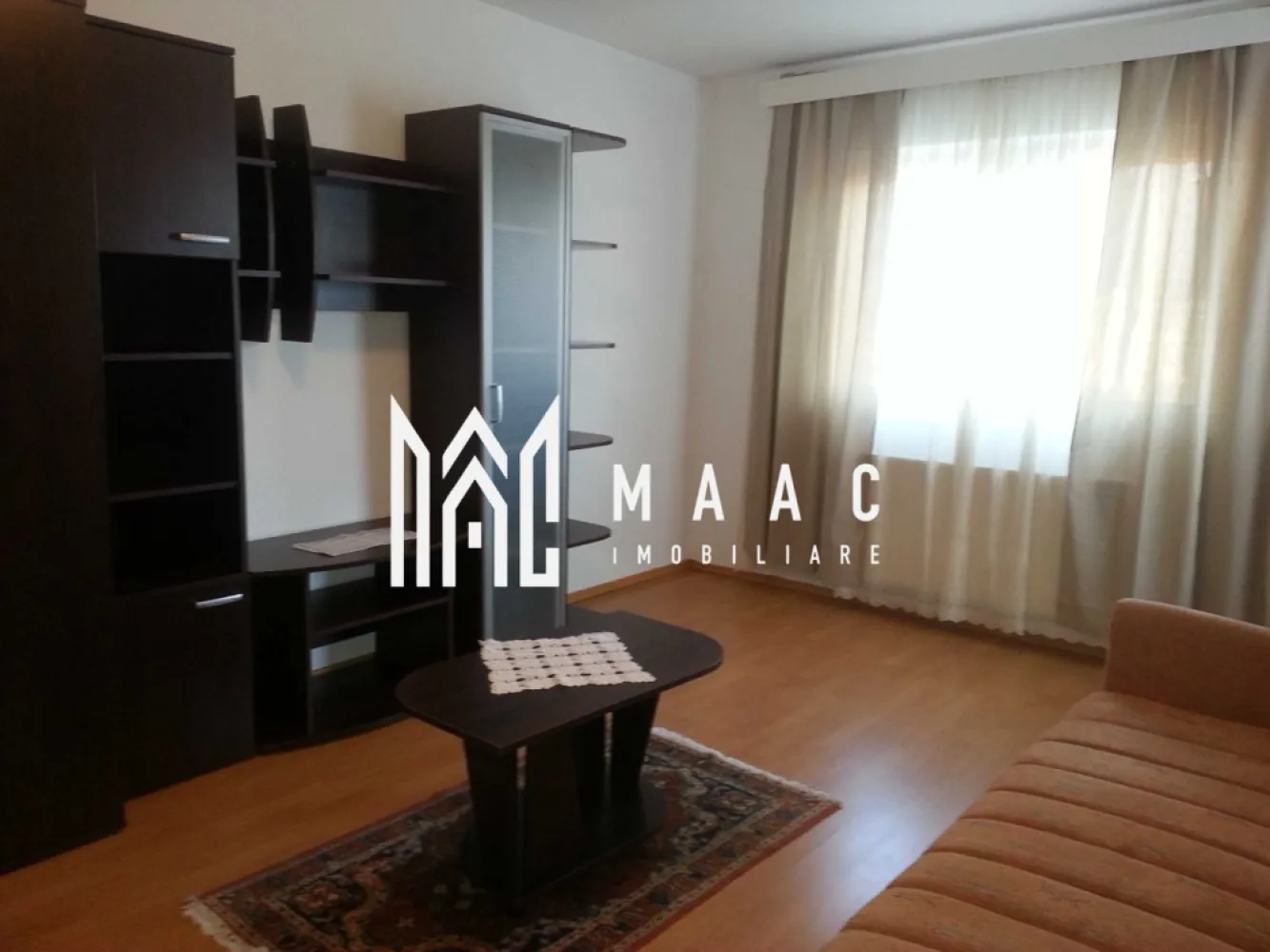 Apartament 2 camere | Balcon | Etaj 3 | Strand - Apartament 2 camere de închiriat Sibiu – 54 mp – balcon – etaj 3 – cartierul Ștrand MAAC Imobiliare vă propune spre închiriere un apartament cu 2 camere situat în cartierul Ștrand din Sibiu, la etajul 3 al unui imobil construit între 1977 și 1990. Detalii apartament Suprafață utilă: 54 mp Etaj: 3 Compartimentare: living luminos dormitor bucătărie baie balcon cu vedere spre oraș Blocul este izolat termic, iar balconul este închis, ceea ce contribuie la cheltuieli reduse de întreținere. Avantaje locație Apartamentul este situat în cartierul Ștrand, aproape de: Parcul Sub Arini Complexul Studențesc Sibiu restaurante, cafenele și magazine stații de transport public Pentru mai multe informații sau pentru a programa o vizionare, nu ezitați să ne contactați, specificand ID: CP2974066 }}