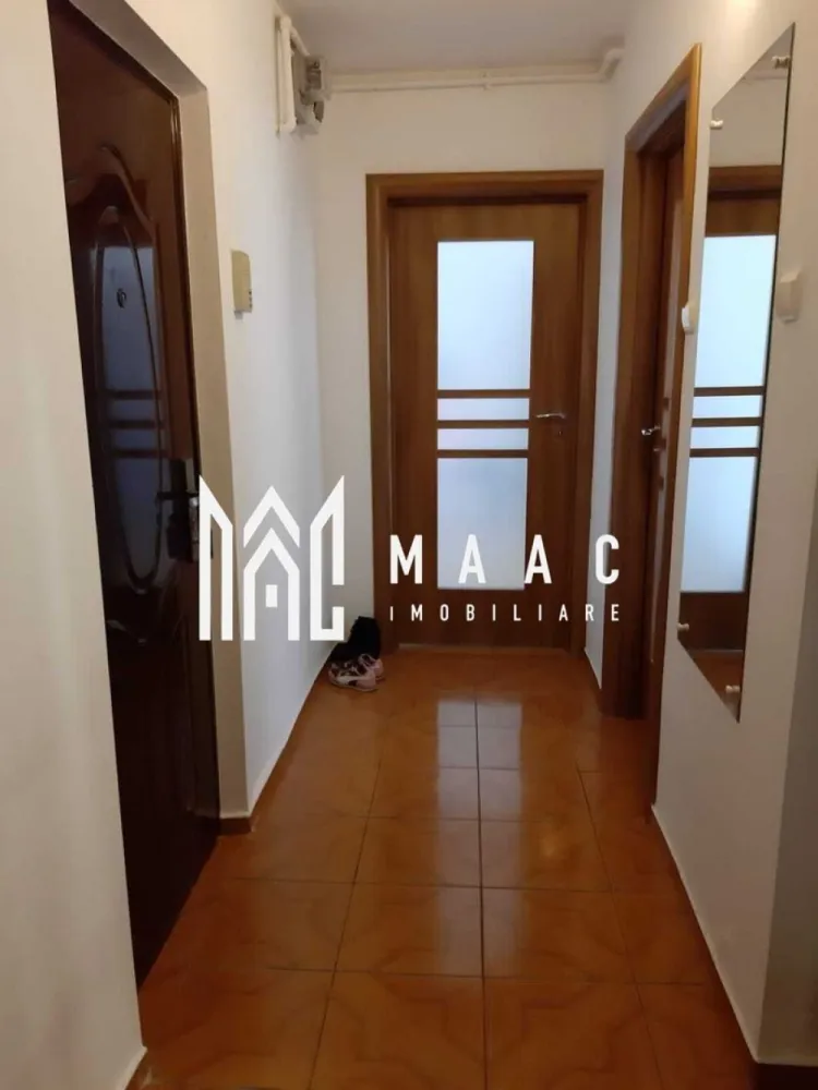 Apartament 2 camere | Balcon | Etaj 3 | Strand - Apartament 2 camere de închiriat Sibiu – 54 mp – balcon – etaj 3 – cartierul Ștrand MAAC Imobiliare vă propune spre închiriere un apartament cu 2 camere situat în cartierul Ștrand din Sibiu, la etajul 3 al unui imobil construit între 1977 și 1990. Detalii apartament Suprafață utilă: 54 mp Etaj: 3 Compartimentare: living luminos dormitor bucătărie baie balcon cu vedere spre oraș Blocul este izolat termic, iar balconul este închis, ceea ce contribuie la cheltuieli reduse de întreținere. Avantaje locație Apartamentul este situat în cartierul Ștrand, aproape de: Parcul Sub Arini Complexul Studențesc Sibiu restaurante, cafenele și magazine stații de transport public Pentru mai multe informații sau pentru a programa o vizionare, nu ezitați să ne contactați, specificand ID: CP2974066 }}