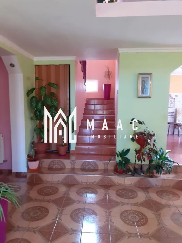 Casă spațioasă I 6 camere I Teren 845 mp I Zonă de Case I Priveliște Superbă - MAAC Imobiliare vă propune spre vânzare o proprietate deosebit de spațioasă, ideală pentru familiile care își doresc confort, lumină naturală și un ambient rezidențial de calitate, situata in Daia, la mai putin de 10 minute de Sibiu. Parter – spațiu și funcționalitate Living impresionant de 43,5 mp, cu înălțime pe două niveluri și deschidere spre etaj, oferind o atmosferă elegantă și aerisită. Bucătărie de 12 mp, open-space, cu posibilitate de închidere. Dormitor de 18 mp, potrivit ca birou, cameră de oaspeți sau dormitor principal. Baie foarte spațioasă, 14 mp, modernă și confortabilă. Etaj – zona de noapte bine organizată 3 dormitoare: 23 mp 18 mp 12,5 mp Hol de 17 mp, cu perspectivă directă către living datorită deschiderii verticale – un detaliu arhitectural elegant și rar întâlnit. Subsol – util și practic Garaj de 20 mp, cu acces facil. Spațiu tehnic de 13,5 mp, ce găzduiește centrala – ideal pentru depozitare și funcționalitate. Exterior & teren Teren generos: 845 mp Curte complet amenajată, proprietate împrejmuită. Amplasată într-o zonă de case foarte frumoasă, cu vecinătăți de calitate și acces facil. Pentru detalii suplimentare, consultanță sau programarea unei vizionări, va rugăm să ne contactati specificand ID: CP2831966. }}