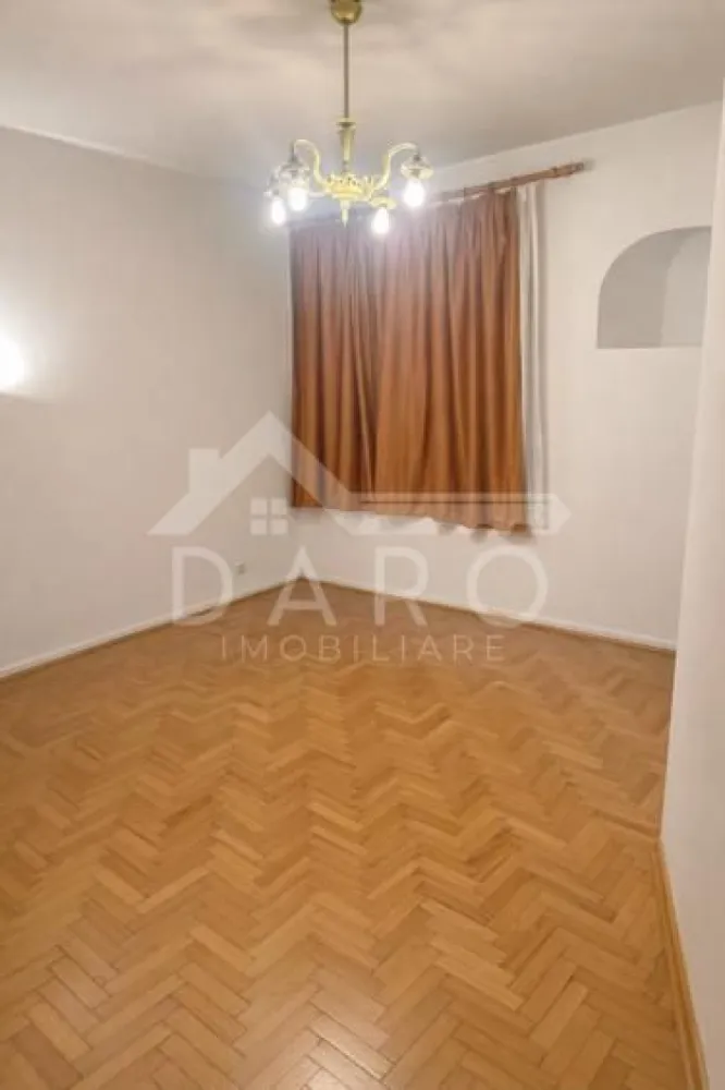 🏡 Apartament 3 camere decomandat | 65 mp | Tudor – zona Fortuna - 🏡 Apartament 3 camere decomandat | 65 mp | Tudor – zona Fortuna Se oferă spre vânzare un apartament spațios și bine compartimentat, situat pe Strada Moldovei, în cartierul Tudor – zona Fortuna, o zonă foarte căutată datorită liniștii și accesului rapid către toate facilitățile orașului. 📐 Suprafață utilă: 65 mp + balcon 🏢 Etaj: 4 din 4 ✔ bloc izolat termic ✔ acoperiș izolat, cu garanție pentru lucrările efectuate 🏠 Compartimentare: ✔ living spațios ✔ 2 dormitoare luminoase ✔ bucătărie separată ✔ cămară pentru depozitare ✔ baie ✔ hol lung și generos ✔ balcon închis și izolat termic ✨ Dotări și finisaje: ✔ parchet din lemn masiv ✔ gresie și faianță ✔ geamuri termopan ✔ centrală termică proprie ✔ aer condiționat ✔ sistem de alarmă ✔ apartament bine întreținut 🌳 Apartamentul este situat într-o zonă liniștită, cu multă verdeață, ideală pentru familii sau pentru investiție. 📍 Facilități în apropiere: ✔ stații de autobuz ✔ școli și grădinițe ✔ magazine ✔ zone verzi și spații de relaxare 💎 Datorită compartimentării decomandate și a zonei foarte bune, apartamentul este ideal atât pentru locuință, cât și pentru investiție. 🤝 Proprietate promovată prin DARO Imobiliare 💳 Dacă dorești să achiziționezi această proprietate prin credit, prin Kiwi Finance beneficiezi de: ✔ analiză GRATUITĂ a eligibilității ✔ oferte de finanțare de la peste 12 bănci ✔ negocierea dobânzii în favoarea ta ✔ suport complet până la semnarea contractului de credit 📞 Detalii și vizionări: Coman Maria – DARO Imobiliare & Kiwi Finance 📱 0749 535 729 }}
