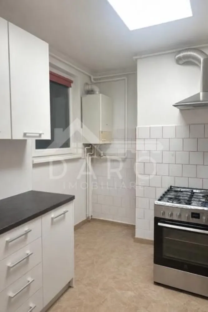 🏡 Apartament 3 camere decomandat | 65 mp | Tudor – zona Fortuna - 🏡 Apartament 3 camere decomandat | 65 mp | Tudor – zona Fortuna Se oferă spre vânzare un apartament spațios și bine compartimentat, situat pe Strada Moldovei, în cartierul Tudor – zona Fortuna, o zonă foarte căutată datorită liniștii și accesului rapid către toate facilitățile orașului. 📐 Suprafață utilă: 65 mp + balcon 🏢 Etaj: 4 din 4 ✔ bloc izolat termic ✔ acoperiș izolat, cu garanție pentru lucrările efectuate 🏠 Compartimentare: ✔ living spațios ✔ 2 dormitoare luminoase ✔ bucătărie separată ✔ cămară pentru depozitare ✔ baie ✔ hol lung și generos ✔ balcon închis și izolat termic ✨ Dotări și finisaje: ✔ parchet din lemn masiv ✔ gresie și faianță ✔ geamuri termopan ✔ centrală termică proprie ✔ aer condiționat ✔ sistem de alarmă ✔ apartament bine întreținut 🌳 Apartamentul este situat într-o zonă liniștită, cu multă verdeață, ideală pentru familii sau pentru investiție. 📍 Facilități în apropiere: ✔ stații de autobuz ✔ școli și grădinițe ✔ magazine ✔ zone verzi și spații de relaxare 💎 Datorită compartimentării decomandate și a zonei foarte bune, apartamentul este ideal atât pentru locuință, cât și pentru investiție. 🤝 Proprietate promovată prin DARO Imobiliare 💳 Dacă dorești să achiziționezi această proprietate prin credit, prin Kiwi Finance beneficiezi de: ✔ analiză GRATUITĂ a eligibilității ✔ oferte de finanțare de la peste 12 bănci ✔ negocierea dobânzii în favoarea ta ✔ suport complet până la semnarea contractului de credit 📞 Detalii și vizionări: Coman Maria – DARO Imobiliare & Kiwi Finance 📱 0749 535 729 }}
