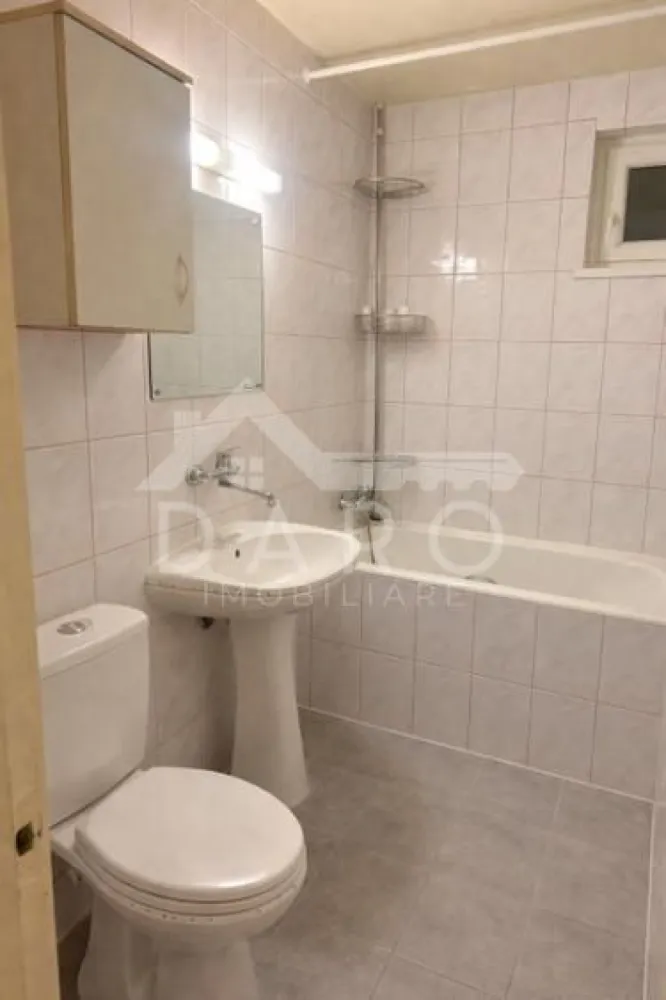 🏡 Apartament 3 camere decomandat | 65 mp | Tudor – zona Fortuna - 🏡 Apartament 3 camere decomandat | 65 mp | Tudor – zona Fortuna Se oferă spre vânzare un apartament spațios și bine compartimentat, situat pe Strada Moldovei, în cartierul Tudor – zona Fortuna, o zonă foarte căutată datorită liniștii și accesului rapid către toate facilitățile orașului. 📐 Suprafață utilă: 65 mp + balcon 🏢 Etaj: 4 din 4 ✔ bloc izolat termic ✔ acoperiș izolat, cu garanție pentru lucrările efectuate 🏠 Compartimentare: ✔ living spațios ✔ 2 dormitoare luminoase ✔ bucătărie separată ✔ cămară pentru depozitare ✔ baie ✔ hol lung și generos ✔ balcon închis și izolat termic ✨ Dotări și finisaje: ✔ parchet din lemn masiv ✔ gresie și faianță ✔ geamuri termopan ✔ centrală termică proprie ✔ aer condiționat ✔ sistem de alarmă ✔ apartament bine întreținut 🌳 Apartamentul este situat într-o zonă liniștită, cu multă verdeață, ideală pentru familii sau pentru investiție. 📍 Facilități în apropiere: ✔ stații de autobuz ✔ școli și grădinițe ✔ magazine ✔ zone verzi și spații de relaxare 💎 Datorită compartimentării decomandate și a zonei foarte bune, apartamentul este ideal atât pentru locuință, cât și pentru investiție. 🤝 Proprietate promovată prin DARO Imobiliare 💳 Dacă dorești să achiziționezi această proprietate prin credit, prin Kiwi Finance beneficiezi de: ✔ analiză GRATUITĂ a eligibilității ✔ oferte de finanțare de la peste 12 bănci ✔ negocierea dobânzii în favoarea ta ✔ suport complet până la semnarea contractului de credit 📞 Detalii și vizionări: Coman Maria – DARO Imobiliare & Kiwi Finance 📱 0749 535 729 }}