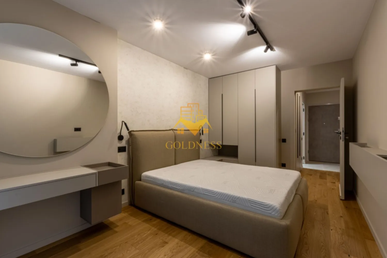 2 camere, lux, parcare, bloc nou, Gheorgheni zona FSEGA, Iulius Mall - GOLDNESS Imobiliare vă propune spre închiriere un apartament cu 2 camere complet mobilat și utilat, la Parter într-un imobil de 6 etaje, în cartierul Gheorgheni. Apartamentul este compartimentat astfel: - dormitor cu pat matrimonial, dressing, noptiere - living cu bucatarie open-space complet utilată, canapea extensibilă, loc de servit masa - baie cu cabina de dus, calorifer port prosop inox și dulap pentru depozitare. - terasa de 11 mp. Imobilul este dotat cu toate cele necesare- centrală proprie, mașină de spălat haine, frigider, plită electrică, hotă, etc. Se află în apropierea stațiilor de transport în comun, magazine, restaurante, spații verzi, farmacii, etc. Dispune de parcare subterana inclus in pret! Dacă sunteți interesați de acest apartament și doriți să îl vizionați, dar și pentru alte oferte sau detalii nu ezitați să ne contactați telefonic sau prin e-mail. Vă stăm la dispoziție! }}