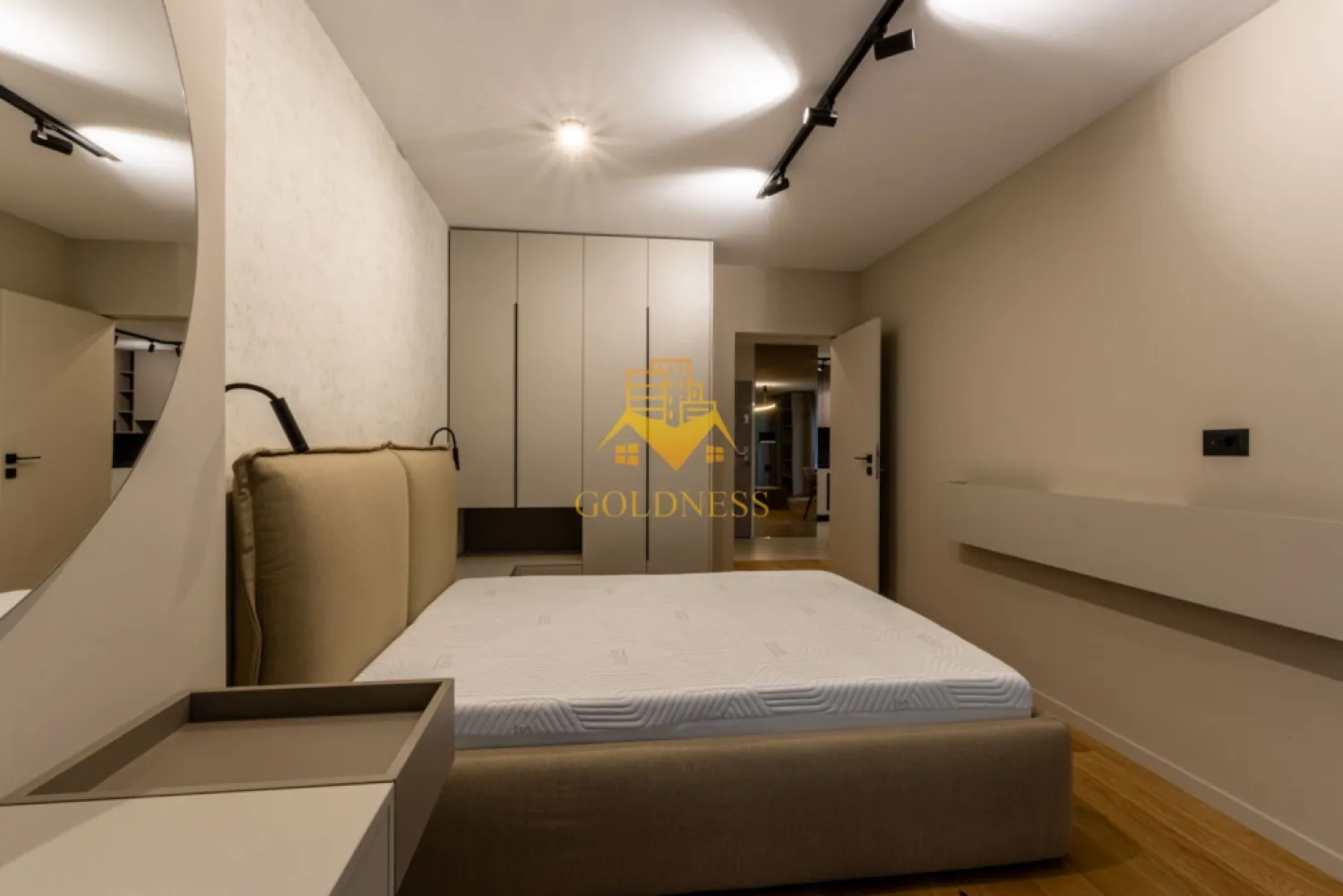 2 camere, lux, parcare, bloc nou, Gheorgheni zona FSEGA, Iulius Mall - GOLDNESS Imobiliare vă propune spre închiriere un apartament cu 2 camere complet mobilat și utilat, la Parter într-un imobil de 6 etaje, în cartierul Gheorgheni. Apartamentul este compartimentat astfel: - dormitor cu pat matrimonial, dressing, noptiere - living cu bucatarie open-space complet utilată, canapea extensibilă, loc de servit masa - baie cu cabina de dus, calorifer port prosop inox și dulap pentru depozitare. - terasa de 11 mp. Imobilul este dotat cu toate cele necesare- centrală proprie, mașină de spălat haine, frigider, plită electrică, hotă, etc. Se află în apropierea stațiilor de transport în comun, magazine, restaurante, spații verzi, farmacii, etc. Dispune de parcare subterana inclus in pret! Dacă sunteți interesați de acest apartament și doriți să îl vizionați, dar și pentru alte oferte sau detalii nu ezitați să ne contactați telefonic sau prin e-mail. Vă stăm la dispoziție! }}