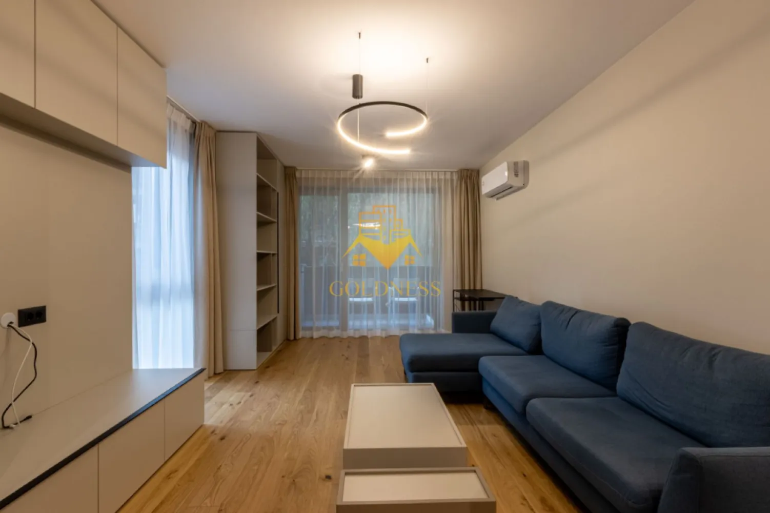 2 camere, lux, parcare, bloc nou, Gheorgheni zona FSEGA, Iulius Mall - GOLDNESS Imobiliare vă propune spre închiriere un apartament cu 2 camere complet mobilat și utilat, la Parter într-un imobil de 6 etaje, în cartierul Gheorgheni. Apartamentul este compartimentat astfel: - dormitor cu pat matrimonial, dressing, noptiere - living cu bucatarie open-space complet utilată, canapea extensibilă, loc de servit masa - baie cu cabina de dus, calorifer port prosop inox și dulap pentru depozitare. - terasa de 11 mp. Imobilul este dotat cu toate cele necesare- centrală proprie, mașină de spălat haine, frigider, plită electrică, hotă, etc. Se află în apropierea stațiilor de transport în comun, magazine, restaurante, spații verzi, farmacii, etc. Dispune de parcare subterana inclus in pret! Dacă sunteți interesați de acest apartament și doriți să îl vizionați, dar și pentru alte oferte sau detalii nu ezitați să ne contactați telefonic sau prin e-mail. Vă stăm la dispoziție! }}