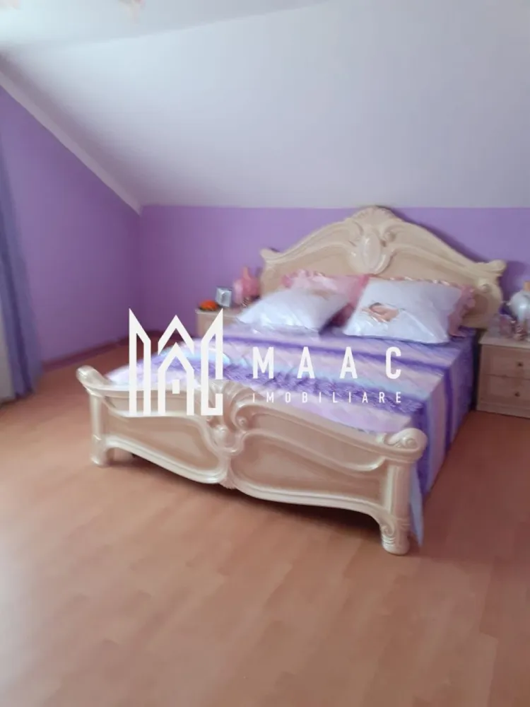 Casă spațioasă I 6 camere I Teren 845 mp I Zonă de Case I Priveliște Superbă - MAAC Imobiliare vă propune spre vânzare o proprietate deosebit de spațioasă, ideală pentru familiile care își doresc confort, lumină naturală și un ambient rezidențial de calitate, situata in Daia, la mai putin de 10 minute de Sibiu. Parter – spațiu și funcționalitate Living impresionant de 43,5 mp, cu înălțime pe două niveluri și deschidere spre etaj, oferind o atmosferă elegantă și aerisită. Bucătărie de 12 mp, open-space, cu posibilitate de închidere. Dormitor de 18 mp, potrivit ca birou, cameră de oaspeți sau dormitor principal. Baie foarte spațioasă, 14 mp, modernă și confortabilă. Etaj – zona de noapte bine organizată 3 dormitoare: 23 mp 18 mp 12,5 mp Hol de 17 mp, cu perspectivă directă către living datorită deschiderii verticale – un detaliu arhitectural elegant și rar întâlnit. Subsol – util și practic Garaj de 20 mp, cu acces facil. Spațiu tehnic de 13,5 mp, ce găzduiește centrala – ideal pentru depozitare și funcționalitate. Exterior & teren Teren generos: 845 mp Curte complet amenajată, proprietate împrejmuită. Amplasată într-o zonă de case foarte frumoasă, cu vecinătăți de calitate și acces facil. Pentru detalii suplimentare, consultanță sau programarea unei vizionări, va rugăm să ne contactati specificand ID: CP2831966. }}