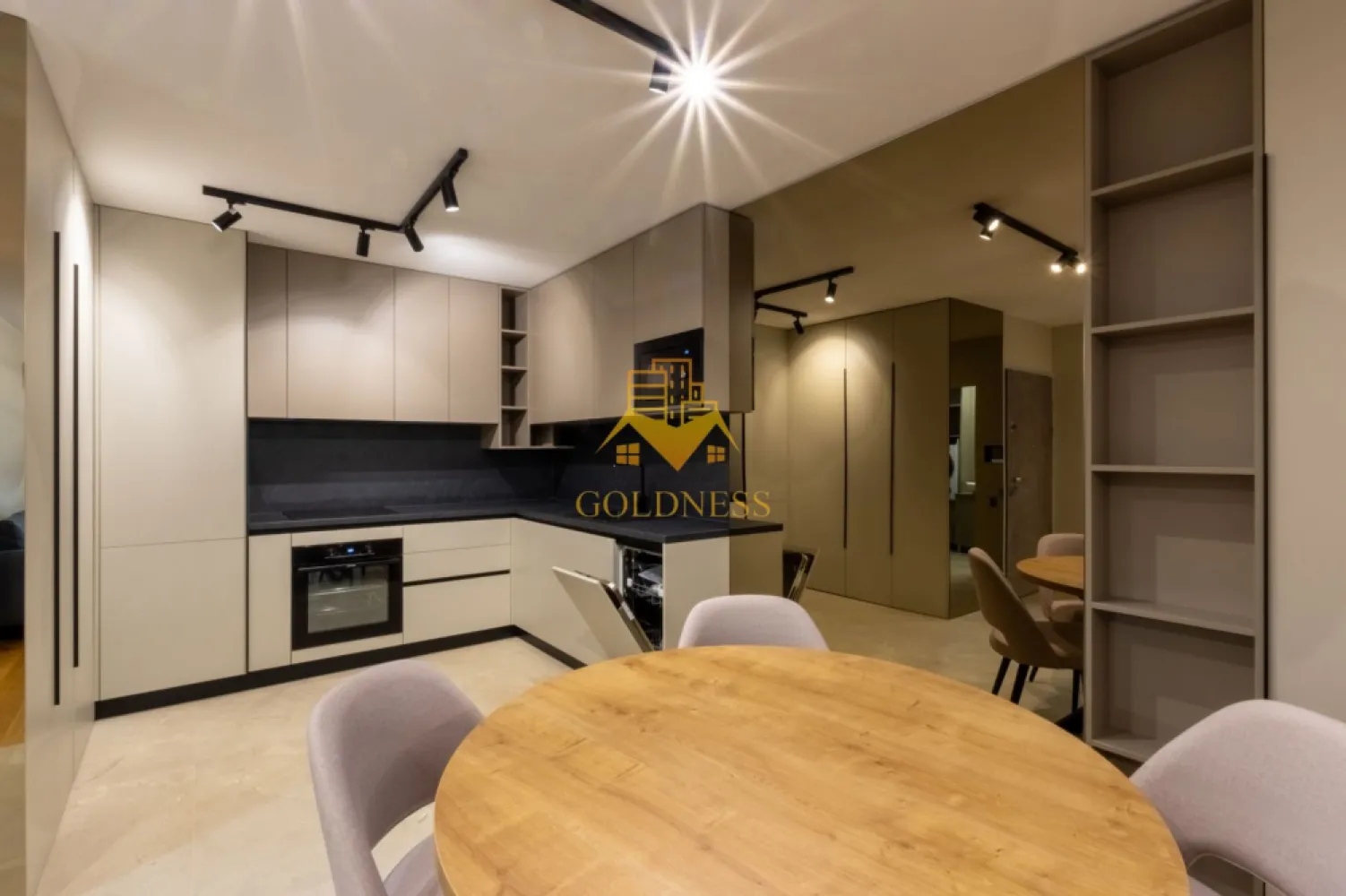 2 camere, lux, parcare, bloc nou, Gheorgheni zona FSEGA, Iulius Mall - GOLDNESS Imobiliare vă propune spre închiriere un apartament cu 2 camere complet mobilat și utilat, la Parter într-un imobil de 6 etaje, în cartierul Gheorgheni. Apartamentul este compartimentat astfel: - dormitor cu pat matrimonial, dressing, noptiere - living cu bucatarie open-space complet utilată, canapea extensibilă, loc de servit masa - baie cu cabina de dus, calorifer port prosop inox și dulap pentru depozitare. - terasa de 11 mp. Imobilul este dotat cu toate cele necesare- centrală proprie, mașină de spălat haine, frigider, plită electrică, hotă, etc. Se află în apropierea stațiilor de transport în comun, magazine, restaurante, spații verzi, farmacii, etc. Dispune de parcare subterana inclus in pret! Dacă sunteți interesați de acest apartament și doriți să îl vizionați, dar și pentru alte oferte sau detalii nu ezitați să ne contactați telefonic sau prin e-mail. Vă stăm la dispoziție! }}