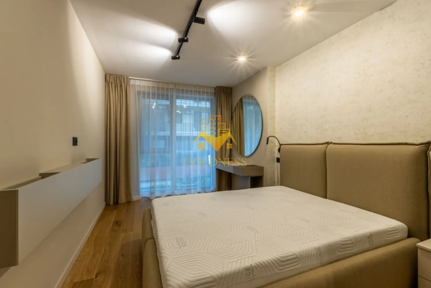 2 camere, lux, parcare, bloc nou, Gheorgheni zona FSEGA, Iulius Mall - GOLDNESS Imobiliare vă propune spre închiriere un apartament cu 2 camere complet mobilat și utilat, la Parter într-un imobil de 6 etaje, în cartierul Gheorgheni. Apartamentul este compartimentat astfel: - dormitor cu pat matrimonial, dressing, noptiere - living cu bucatarie open-space complet utilată, canapea extensibilă, loc de servit masa - baie cu cabina de dus, calorifer port prosop inox și dulap pentru depozitare. - terasa de 11 mp. Imobilul este dotat cu toate cele necesare- centrală proprie, mașină de spălat haine, frigider, plită electrică, hotă, etc. Se află în apropierea stațiilor de transport în comun, magazine, restaurante, spații verzi, farmacii, etc. Dispune de parcare subterana inclus in pret! Dacă sunteți interesați de acest apartament și doriți să îl vizionați, dar și pentru alte oferte sau detalii nu ezitați să ne contactați telefonic sau prin e-mail. Vă stăm la dispoziție! }}