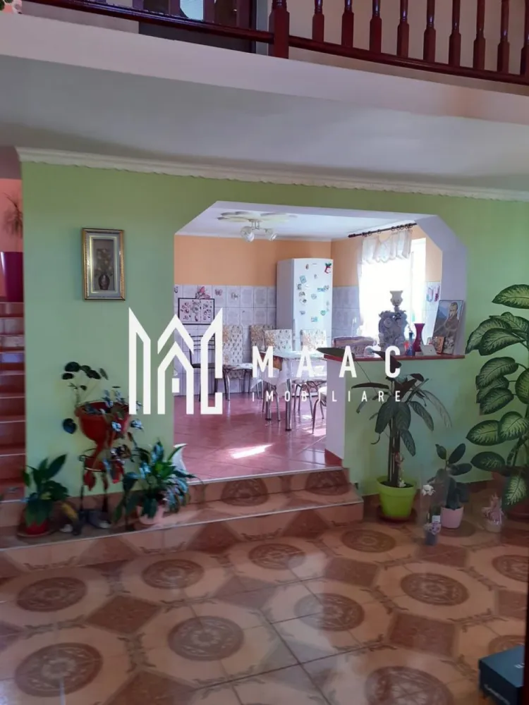 Casă spațioasă I 6 camere I Teren 845 mp I Zonă de Case I Priveliște Superbă - MAAC Imobiliare vă propune spre vânzare o proprietate deosebit de spațioasă, ideală pentru familiile care își doresc confort, lumină naturală și un ambient rezidențial de calitate, situata in Daia, la mai putin de 10 minute de Sibiu. Parter – spațiu și funcționalitate Living impresionant de 43,5 mp, cu înălțime pe două niveluri și deschidere spre etaj, oferind o atmosferă elegantă și aerisită. Bucătărie de 12 mp, open-space, cu posibilitate de închidere. Dormitor de 18 mp, potrivit ca birou, cameră de oaspeți sau dormitor principal. Baie foarte spațioasă, 14 mp, modernă și confortabilă. Etaj – zona de noapte bine organizată 3 dormitoare: 23 mp 18 mp 12,5 mp Hol de 17 mp, cu perspectivă directă către living datorită deschiderii verticale – un detaliu arhitectural elegant și rar întâlnit. Subsol – util și practic Garaj de 20 mp, cu acces facil. Spațiu tehnic de 13,5 mp, ce găzduiește centrala – ideal pentru depozitare și funcționalitate. Exterior & teren Teren generos: 845 mp Curte complet amenajată, proprietate împrejmuită. Amplasată într-o zonă de case foarte frumoasă, cu vecinătăți de calitate și acces facil. Pentru detalii suplimentare, consultanță sau programarea unei vizionări, va rugăm să ne contactati specificand ID: CP2831966. }}