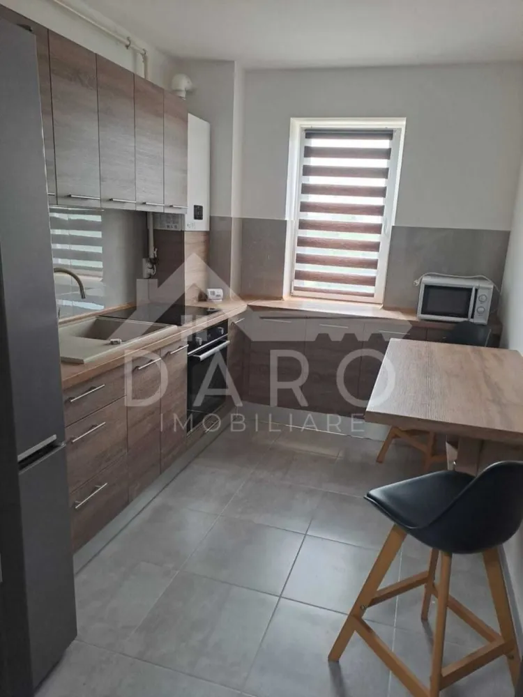 Apartment cu 2 camere de inchiriat zona Unirii - AMA Residence - 🏡 De închiriat apartament 2 camere | AMA Residence – Unirii | Bloc nou Se oferă spre închiriere un apartament modern cu 2 camere, situat în zona Unirii – AMA Residence, într-un bloc nou construit în 2025. Apartamentul este complet mobilat și utilat, amenajat cu mobilier modern și finisaje de calitate, fiind ideal pentru cei care își doresc confort și un spațiu elegant. 💰 Chirie: 450 € / lună (negociabil) 📐 Suprafață utilă: 58 mp 🏢 Etaj: 3 ✔ apartament decomandat ✔ parcare acoperită inclusă ✨ Interiorul apartamentului oferă: ✔ living spațios și luminos, mobilat modern ✔ dormitor matrimonial confortabil ✔ bucătărie complet mobilată și utilată ✔ baie renovată complet, dotată cu cadă ✔ balcon cu acces din living, cu priveliște deschisă către zona verde 🔹 Dotări și electrocasnice: ✔ TV flat screen ✔ plită electrică ✔ cuptor electric ✔ cuptor cu microunde ✔ mobilier nou și spații generoase de depozitare ✔ finisaje moderne și pardoseli de calitate 📍 Avantaje locație: ✔ zonă rezidențială liniștită – Unirii ✔ aproape de magazine, transport public și puncte de interes ✔ bloc nou, cu vecini liniștiți 🔑 Apartamentul este gata pentru mutare imediată și se dorește închirierea pe termen lung. 🤝 Proprietate promovată prin DARO Imobiliare 💳 Dacă în viitor doriți să cumpărați o proprietate, prin Kiwi Finance vă putem ajuta cu obținerea creditului: ✔ analiză GRATUITĂ a eligibilității ✔ oferte de finanțare de la peste 12 bănci ✔ negocierea dobânzii în favoarea dumneavoastră ✔ suport complet până la semnarea contractului 📞 Detalii și vizionări: Coman Maria – DARO Imobiliare & Kiwi Finance 📱 0749 535 729 }}