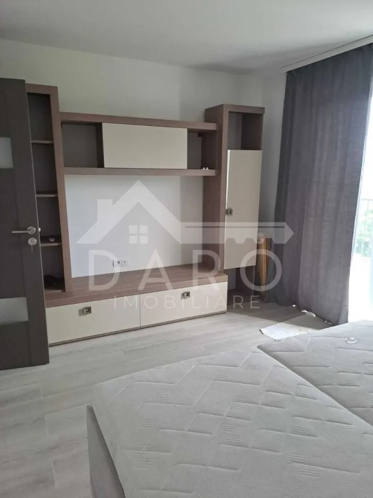 Apartment cu 2 camere de inchiriat zona Unirii - AMA Residence - 🏡 De închiriat apartament 2 camere | AMA Residence – Unirii | Bloc nou Se oferă spre închiriere un apartament modern cu 2 camere, situat în zona Unirii – AMA Residence, într-un bloc nou construit în 2025. Apartamentul este complet mobilat și utilat, amenajat cu mobilier modern și finisaje de calitate, fiind ideal pentru cei care își doresc confort și un spațiu elegant. 💰 Chirie: 450 € / lună (negociabil) 📐 Suprafață utilă: 58 mp 🏢 Etaj: 3 ✔ apartament decomandat ✔ parcare acoperită inclusă ✨ Interiorul apartamentului oferă: ✔ living spațios și luminos, mobilat modern ✔ dormitor matrimonial confortabil ✔ bucătărie complet mobilată și utilată ✔ baie renovată complet, dotată cu cadă ✔ balcon cu acces din living, cu priveliște deschisă către zona verde 🔹 Dotări și electrocasnice: ✔ TV flat screen ✔ plită electrică ✔ cuptor electric ✔ cuptor cu microunde ✔ mobilier nou și spații generoase de depozitare ✔ finisaje moderne și pardoseli de calitate 📍 Avantaje locație: ✔ zonă rezidențială liniștită – Unirii ✔ aproape de magazine, transport public și puncte de interes ✔ bloc nou, cu vecini liniștiți 🔑 Apartamentul este gata pentru mutare imediată și se dorește închirierea pe termen lung. 🤝 Proprietate promovată prin DARO Imobiliare 💳 Dacă în viitor doriți să cumpărați o proprietate, prin Kiwi Finance vă putem ajuta cu obținerea creditului: ✔ analiză GRATUITĂ a eligibilității ✔ oferte de finanțare de la peste 12 bănci ✔ negocierea dobânzii în favoarea dumneavoastră ✔ suport complet până la semnarea contractului 📞 Detalii și vizionări: Coman Maria – DARO Imobiliare & Kiwi Finance 📱 0749 535 729 }}
