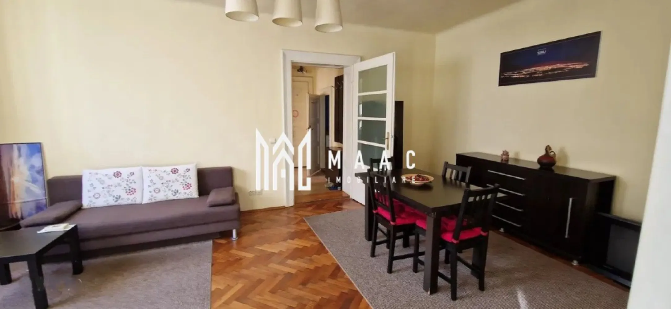 Apartament 2 camere | 70MPU | Ultracentral - MAAC Imobiliare vă propune spre închiriere un apartament cu 2 camere la casă, situat în zona Ultracentrală a Sibiului, o locație extrem de căutată pentru accesul rapid către punctele de interes din centrul orașului, instituții, restaurante, zone comerciale și mijloace de transport. Locuința este nedecomandată și oferă un spațiu funcțional, potrivit pentru persoane care își doresc să locuiască în centrul orașului, beneficiind în același timp de specificul unei proprietăți la casă. Apartamentul este complet mobilat și utilat, fiind pregătit pentru mutare imediată. Compartimentarea este practică și include: -sufragerie -bucătărie -dormitor matrimonial -baie cu geam de aerisire Un avantaj important al proprietății îl reprezintă curtea comună cu acces auto, aspect rar întâlnit în zona Ultracentrală a Sibiului, oferind un plus de confort pentru locatari. Apartamentul se predă mobilat și utilat, fiind disponibil pentru închiriere imediată. Condiții de închiriere: -se percepe o garanție în valoare de 550€ -nu se acceptă animale de companie Pentru mai multe detalii sau pentru programarea unei vizionări, vă rugăm să menționați telefonic numărul CP2969879. }}