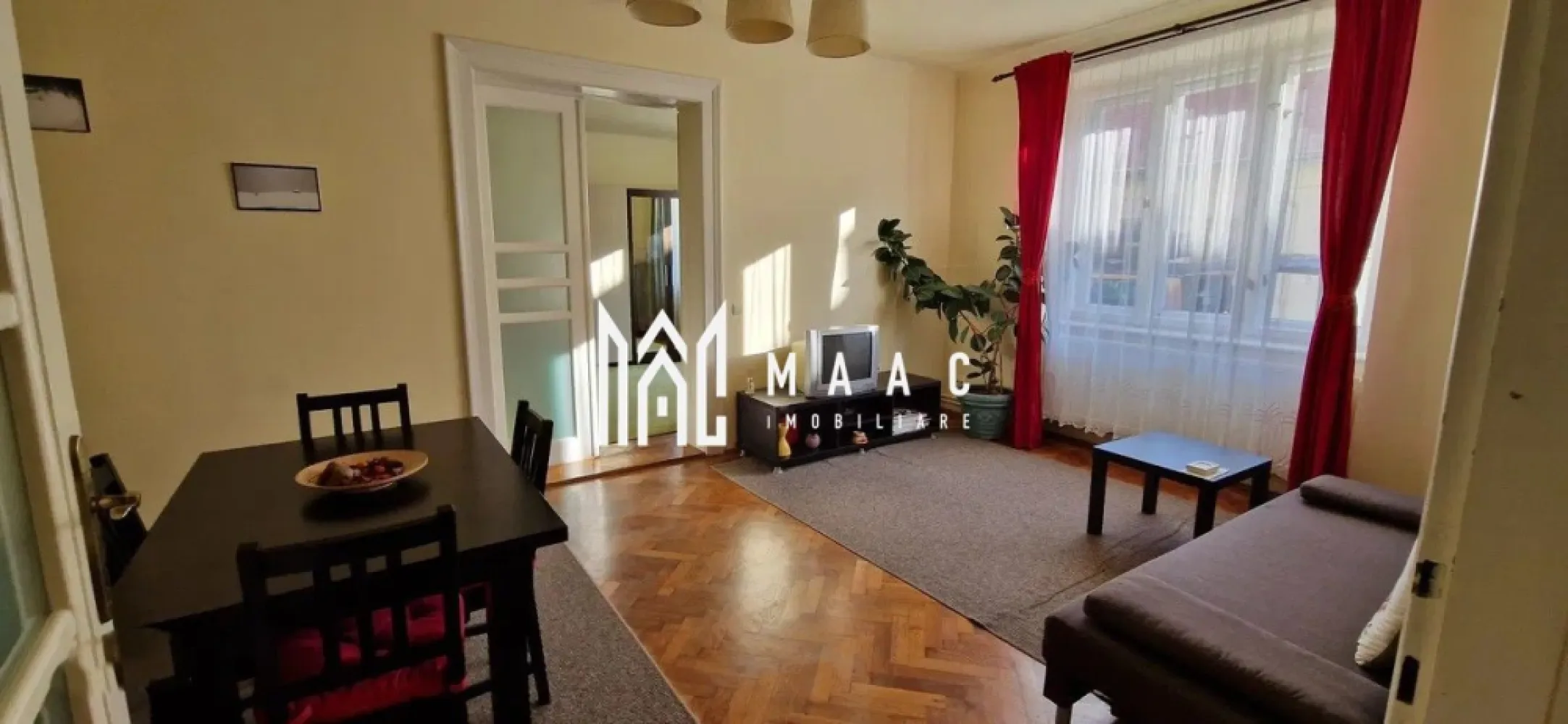 Apartament 2 camere | 70MPU | Ultracentral - MAAC Imobiliare vă propune spre închiriere un apartament cu 2 camere la casă, situat în zona Ultracentrală a Sibiului, o locație extrem de căutată pentru accesul rapid către punctele de interes din centrul orașului, instituții, restaurante, zone comerciale și mijloace de transport. Locuința este nedecomandată și oferă un spațiu funcțional, potrivit pentru persoane care își doresc să locuiască în centrul orașului, beneficiind în același timp de specificul unei proprietăți la casă. Apartamentul este complet mobilat și utilat, fiind pregătit pentru mutare imediată. Compartimentarea este practică și include: -sufragerie -bucătărie -dormitor matrimonial -baie cu geam de aerisire Un avantaj important al proprietății îl reprezintă curtea comună cu acces auto, aspect rar întâlnit în zona Ultracentrală a Sibiului, oferind un plus de confort pentru locatari. Apartamentul se predă mobilat și utilat, fiind disponibil pentru închiriere imediată. Condiții de închiriere: -se percepe o garanție în valoare de 550€ -nu se acceptă animale de companie Pentru mai multe detalii sau pentru programarea unei vizionări, vă rugăm să menționați telefonic numărul CP2969879. }}