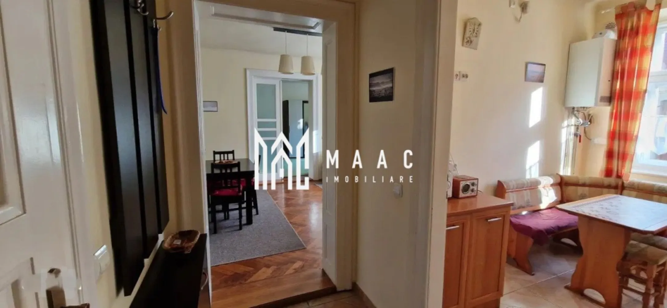 Apartament 2 camere | 70MPU | Ultracentral - MAAC Imobiliare vă propune spre închiriere un apartament cu 2 camere la casă, situat în zona Ultracentrală a Sibiului, o locație extrem de căutată pentru accesul rapid către punctele de interes din centrul orașului, instituții, restaurante, zone comerciale și mijloace de transport. Locuința este nedecomandată și oferă un spațiu funcțional, potrivit pentru persoane care își doresc să locuiască în centrul orașului, beneficiind în același timp de specificul unei proprietăți la casă. Apartamentul este complet mobilat și utilat, fiind pregătit pentru mutare imediată. Compartimentarea este practică și include: -sufragerie -bucătărie -dormitor matrimonial -baie cu geam de aerisire Un avantaj important al proprietății îl reprezintă curtea comună cu acces auto, aspect rar întâlnit în zona Ultracentrală a Sibiului, oferind un plus de confort pentru locatari. Apartamentul se predă mobilat și utilat, fiind disponibil pentru închiriere imediată. Condiții de închiriere: -se percepe o garanție în valoare de 550€ -nu se acceptă animale de companie Pentru mai multe detalii sau pentru programarea unei vizionări, vă rugăm să menționați telefonic numărul CP2969879. }}