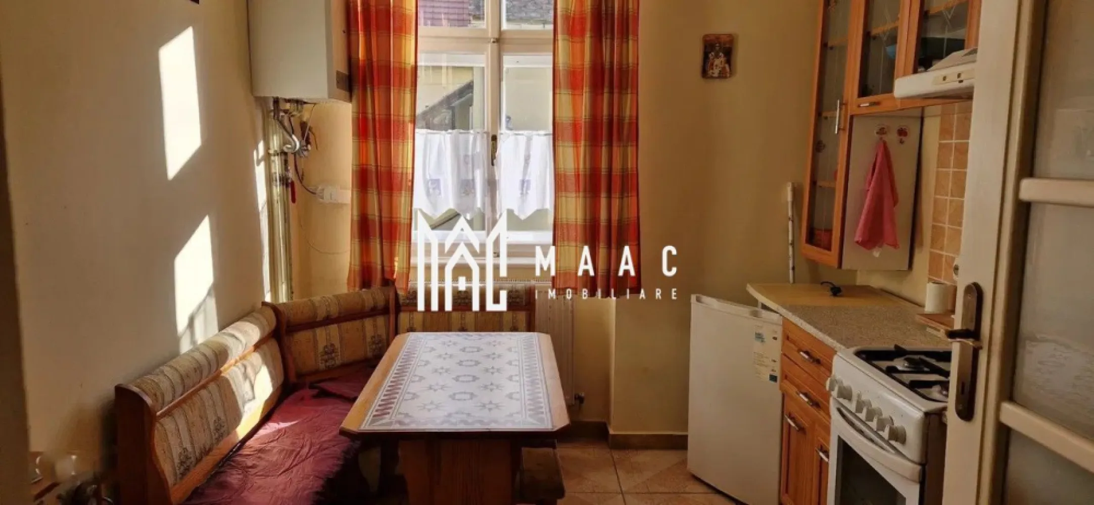 Apartament 2 camere | 70MPU | Ultracentral - MAAC Imobiliare vă propune spre închiriere un apartament cu 2 camere la casă, situat în zona Ultracentrală a Sibiului, o locație extrem de căutată pentru accesul rapid către punctele de interes din centrul orașului, instituții, restaurante, zone comerciale și mijloace de transport. Locuința este nedecomandată și oferă un spațiu funcțional, potrivit pentru persoane care își doresc să locuiască în centrul orașului, beneficiind în același timp de specificul unei proprietăți la casă. Apartamentul este complet mobilat și utilat, fiind pregătit pentru mutare imediată. Compartimentarea este practică și include: -sufragerie -bucătărie -dormitor matrimonial -baie cu geam de aerisire Un avantaj important al proprietății îl reprezintă curtea comună cu acces auto, aspect rar întâlnit în zona Ultracentrală a Sibiului, oferind un plus de confort pentru locatari. Apartamentul se predă mobilat și utilat, fiind disponibil pentru închiriere imediată. Condiții de închiriere: -se percepe o garanție în valoare de 550€ -nu se acceptă animale de companie Pentru mai multe detalii sau pentru programarea unei vizionări, vă rugăm să menționați telefonic numărul CP2969879. }}