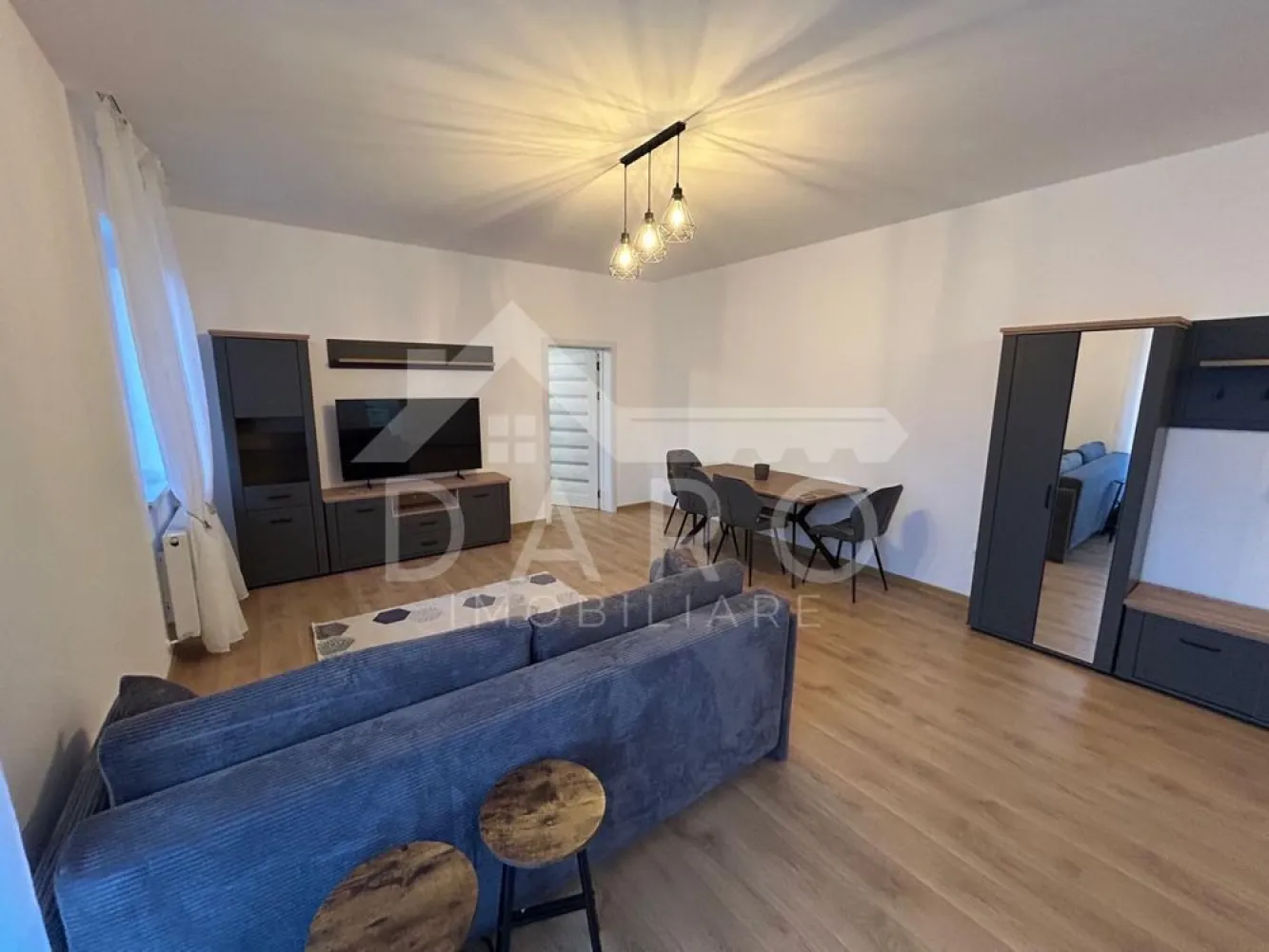 Apartament Nou 2 camere ( spital Emil Palade, Hiperbara livezeni) - 🏡 Prima închiriere – Apartament modern cu 2 camere, curte proprie și parcare Se oferă spre închiriere un apartament modern cu 2 camere, situat într-un bloc nou, la prima închiriere, cu o suprafață de aproximativ 53 mp, poziționat la parter, beneficiind de curte proprie și loc de parcare privat – un mare avantaj pentru confortul zilnic. ✨ Apartamentul este mobilat modern, complet utilat și dotat cu toate electrocasnicele necesare, fiind ideal pentru cei care își doresc un spațiu elegant, practic și gata de locuit. 🏠 Compartimentare: ✔ living spațios și luminos, amenajat modern ✔ dormitor matrimonial confortabil, cu pat mare și spații de depozitare ✔ bucătărie complet mobilată și utilată ✔ baie modernă, finisată cu materiale de calitate ✔ hol generos ✔ terasă și curte proprie, perfectă pentru relaxare 🌿 Curtea privată oferă un spațiu excelent pentru momente de relaxare, cafeaua de dimineață sau petrecerea timpului în aer liber. ✨ Dotări și electrocasnice (toate noi): ✔ mașină de spălat vase ✔ cuptor electric ✔ cuptor cu microunde ✔ mașină de spălat rufe + uscător ✔ frigider ✔ aparat de cafea ✔ aragaz / plită ✔ TV ✔ centrală termică proprie 🏡 Finisaje și amenajări: ✔ mobilier modern și funcțional ✔ pardoseli moderne ✔ baie elegantă cu cabină de duș ✔ spații generoase de depozitare ✔ apartament luminos și foarte bine întreținut 📍 Localizare excelentă: ✔ la aproximativ 3 minute de Spitalul Emil Palade ✔ la aproximativ 5 minute de Spitalul Hiperbar ✔ acces rapid către oraș, magazine și puncte de interes 🚗 Loc de parcare privat inclus 💰 Disponibil pentru închiriere pe termen lung 📞 Detalii și vizionări: Telefon: 0749 535 729 }}