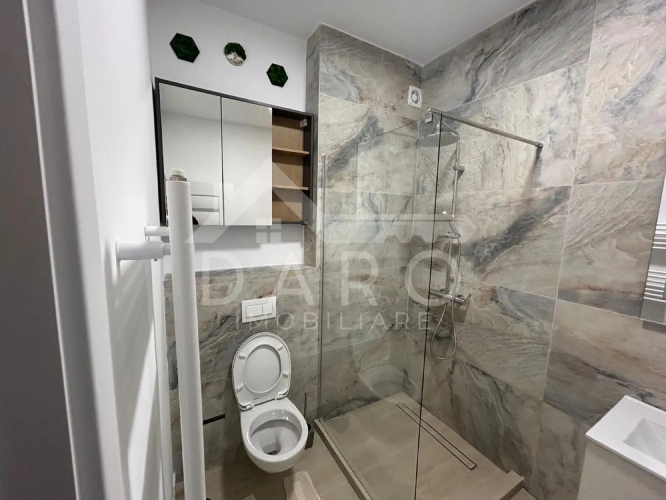 Apartament Nou 2 camere ( spital Emil Palade, Hiperbara livezeni) - 🏡 Prima închiriere – Apartament modern cu 2 camere, curte proprie și parcare Se oferă spre închiriere un apartament modern cu 2 camere, situat într-un bloc nou, la prima închiriere, cu o suprafață de aproximativ 53 mp, poziționat la parter, beneficiind de curte proprie și loc de parcare privat – un mare avantaj pentru confortul zilnic. ✨ Apartamentul este mobilat modern, complet utilat și dotat cu toate electrocasnicele necesare, fiind ideal pentru cei care își doresc un spațiu elegant, practic și gata de locuit. 🏠 Compartimentare: ✔ living spațios și luminos, amenajat modern ✔ dormitor matrimonial confortabil, cu pat mare și spații de depozitare ✔ bucătărie complet mobilată și utilată ✔ baie modernă, finisată cu materiale de calitate ✔ hol generos ✔ terasă și curte proprie, perfectă pentru relaxare 🌿 Curtea privată oferă un spațiu excelent pentru momente de relaxare, cafeaua de dimineață sau petrecerea timpului în aer liber. ✨ Dotări și electrocasnice (toate noi): ✔ mașină de spălat vase ✔ cuptor electric ✔ cuptor cu microunde ✔ mașină de spălat rufe + uscător ✔ frigider ✔ aparat de cafea ✔ aragaz / plită ✔ TV ✔ centrală termică proprie 🏡 Finisaje și amenajări: ✔ mobilier modern și funcțional ✔ pardoseli moderne ✔ baie elegantă cu cabină de duș ✔ spații generoase de depozitare ✔ apartament luminos și foarte bine întreținut 📍 Localizare excelentă: ✔ la aproximativ 3 minute de Spitalul Emil Palade ✔ la aproximativ 5 minute de Spitalul Hiperbar ✔ acces rapid către oraș, magazine și puncte de interes 🚗 Loc de parcare privat inclus 💰 Disponibil pentru închiriere pe termen lung 📞 Detalii și vizionări: Telefon: 0749 535 729 }}