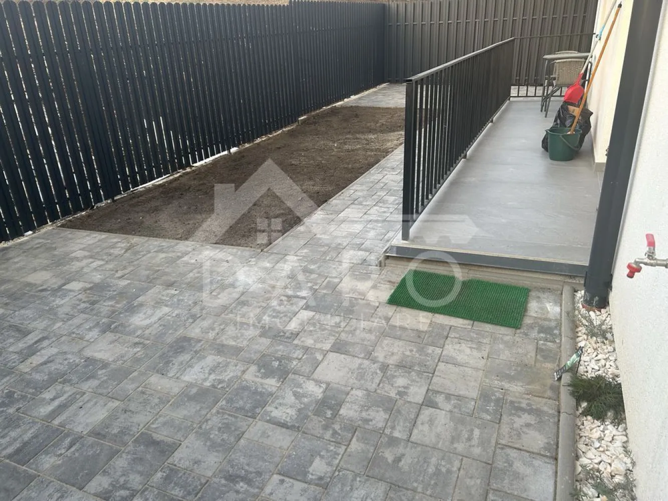 Apartament Nou 2 camere ( spital Emil Palade, Hiperbara livezeni) - 🏡 Prima închiriere – Apartament modern cu 2 camere, curte proprie și parcare Se oferă spre închiriere un apartament modern cu 2 camere, situat într-un bloc nou, la prima închiriere, cu o suprafață de aproximativ 53 mp, poziționat la parter, beneficiind de curte proprie și loc de parcare privat – un mare avantaj pentru confortul zilnic. ✨ Apartamentul este mobilat modern, complet utilat și dotat cu toate electrocasnicele necesare, fiind ideal pentru cei care își doresc un spațiu elegant, practic și gata de locuit. 🏠 Compartimentare: ✔ living spațios și luminos, amenajat modern ✔ dormitor matrimonial confortabil, cu pat mare și spații de depozitare ✔ bucătărie complet mobilată și utilată ✔ baie modernă, finisată cu materiale de calitate ✔ hol generos ✔ terasă și curte proprie, perfectă pentru relaxare 🌿 Curtea privată oferă un spațiu excelent pentru momente de relaxare, cafeaua de dimineață sau petrecerea timpului în aer liber. ✨ Dotări și electrocasnice (toate noi): ✔ mașină de spălat vase ✔ cuptor electric ✔ cuptor cu microunde ✔ mașină de spălat rufe + uscător ✔ frigider ✔ aparat de cafea ✔ aragaz / plită ✔ TV ✔ centrală termică proprie 🏡 Finisaje și amenajări: ✔ mobilier modern și funcțional ✔ pardoseli moderne ✔ baie elegantă cu cabină de duș ✔ spații generoase de depozitare ✔ apartament luminos și foarte bine întreținut 📍 Localizare excelentă: ✔ la aproximativ 3 minute de Spitalul Emil Palade ✔ la aproximativ 5 minute de Spitalul Hiperbar ✔ acces rapid către oraș, magazine și puncte de interes 🚗 Loc de parcare privat inclus 💰 Disponibil pentru închiriere pe termen lung 📞 Detalii și vizionări: Telefon: 0749 535 729 }}