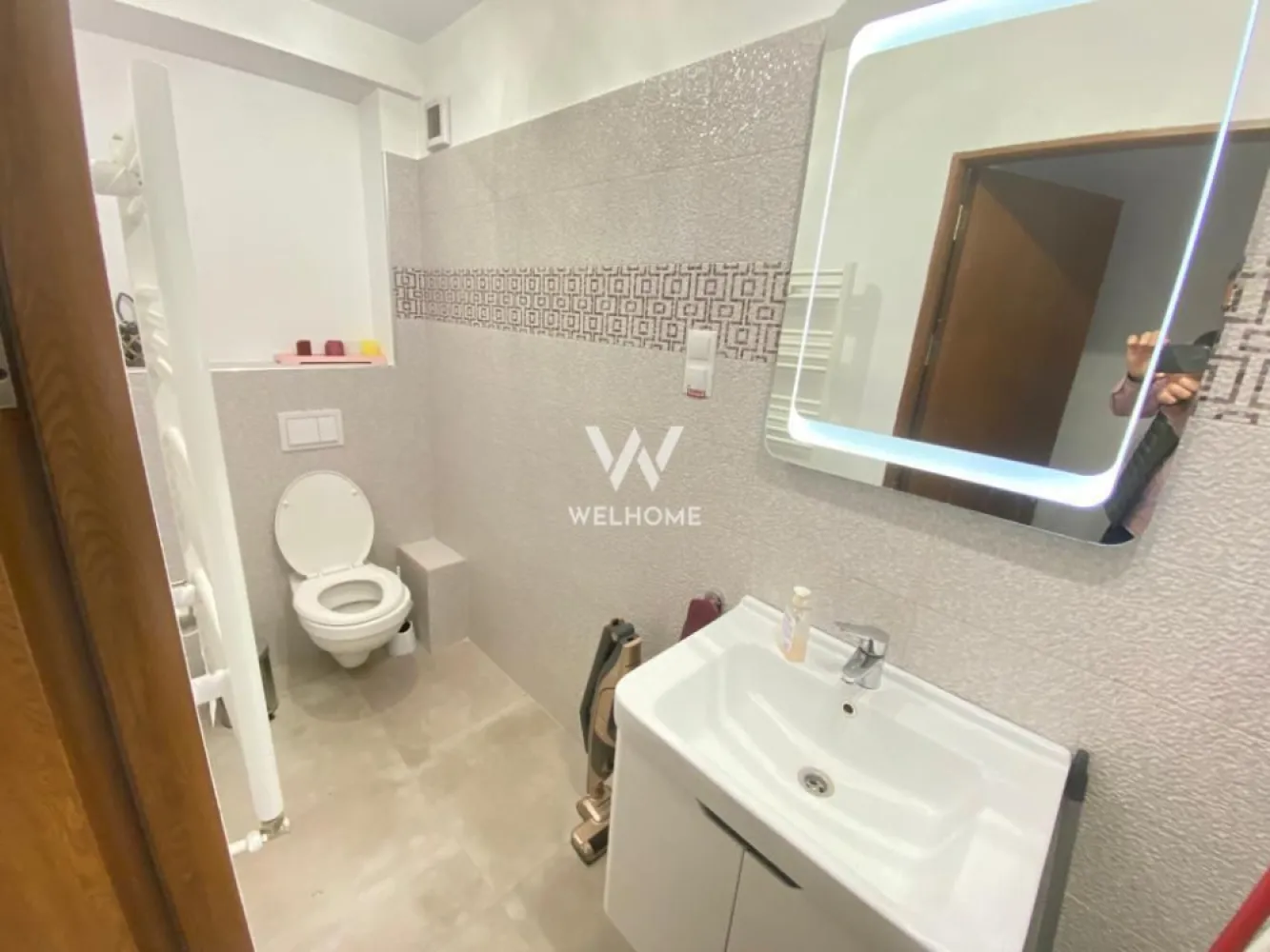 Spatiu Comercial 70 mp dotat salon infrumusetare - Central -Sibiu - Spatiu comercial de inchiriat - zona Golden Tulip - Sibiu Spatiul se afla la parterul unui imobil, in zona de blocuri, trafic auto si pietonal - Deschidere la strada secundara -Suprafata utila spatiu 70 mp, - Suprafata vitrata - 3 camere, grup sanitar, chicineta - Racordat la toate utilitatile - Locuri de parcare in strada - Amenajat si dotat salon de infrumusetare - Pretabil pentru servicii, birouri, etc. - Disponibil imediat Chirie lunara: 599 euro. Comision client 1 chirie lunara. Tel: 0753277310 }}