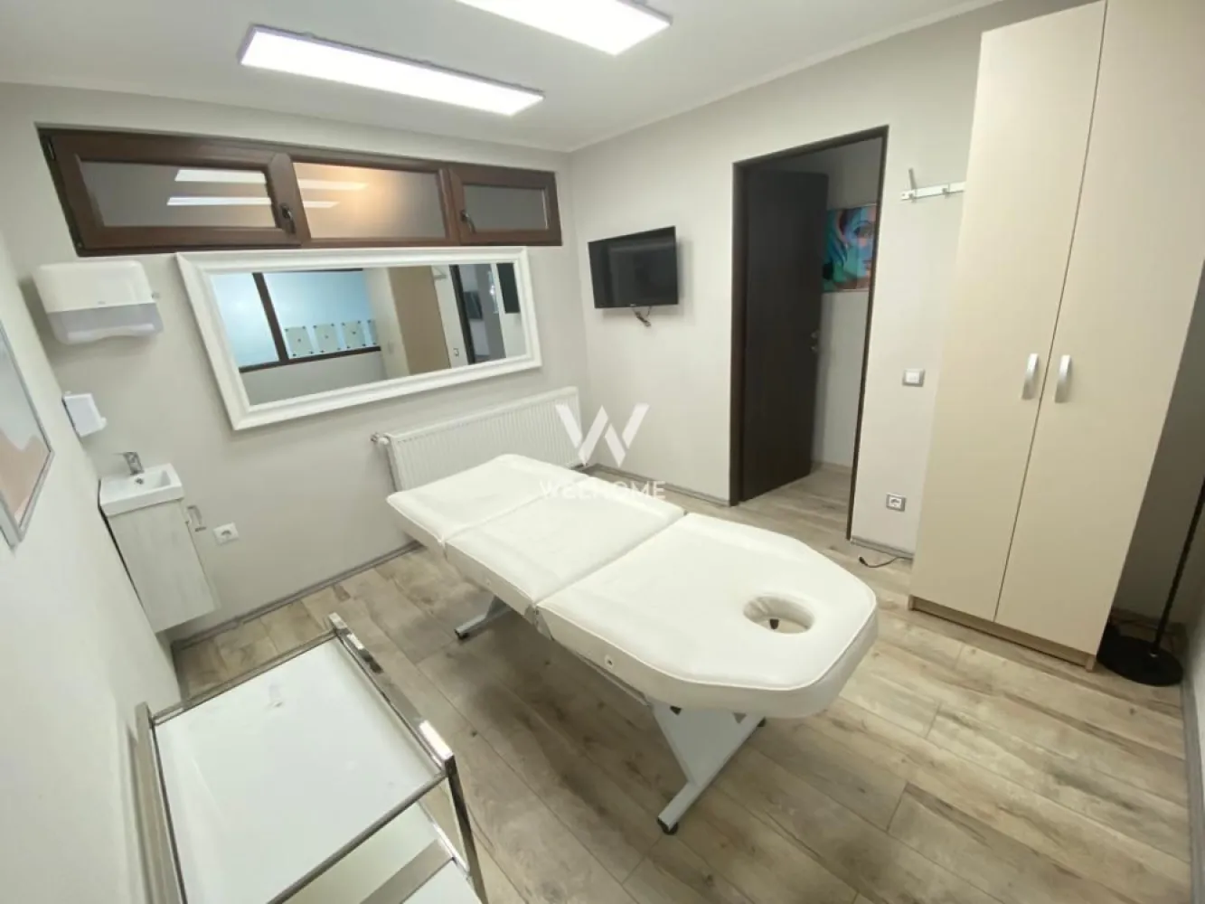 Spatiu Comercial 70 mp dotat salon infrumusetare - Central -Sibiu - Spatiu comercial de inchiriat - zona Golden Tulip - Sibiu Spatiul se afla la parterul unui imobil, in zona de blocuri, trafic auto si pietonal - Deschidere la strada secundara -Suprafata utila spatiu 70 mp, - Suprafata vitrata - 3 camere, grup sanitar, chicineta - Racordat la toate utilitatile - Locuri de parcare in strada - Amenajat si dotat salon de infrumusetare - Pretabil pentru servicii, birouri, etc. - Disponibil imediat Chirie lunara: 599 euro. Comision client 1 chirie lunara. Tel: 0753277310 }}