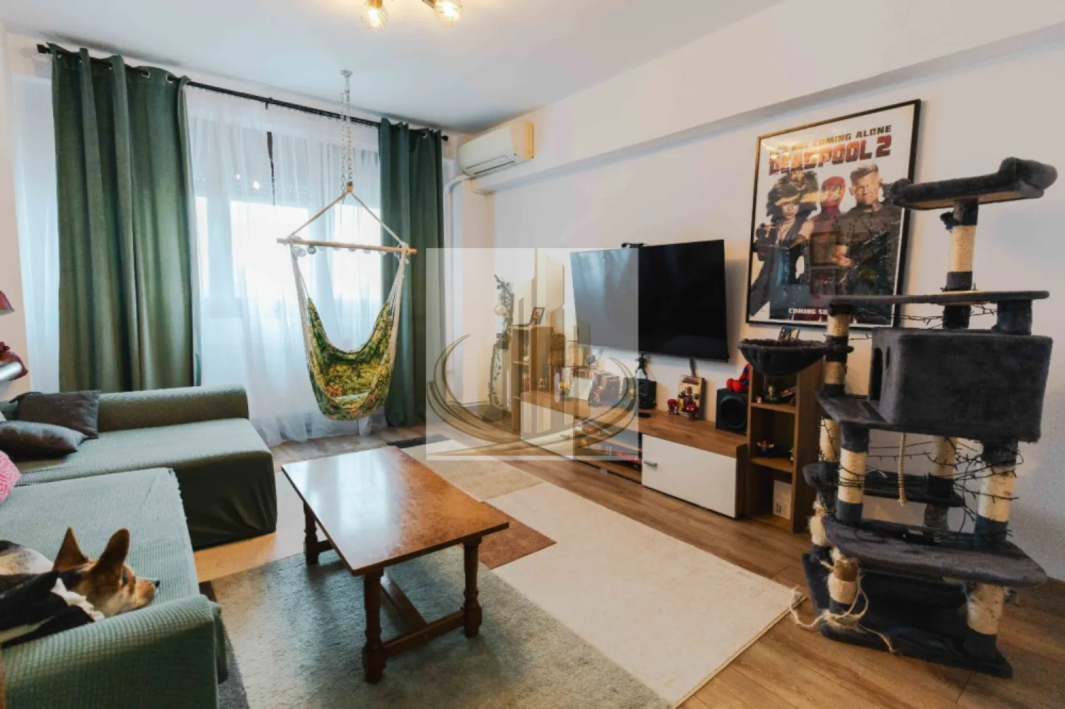 Apartament 4 camere Central 100mp 245000 euro - Grand Mobilis Imobiliare vă propune spre vânzare un apartament deosebit cu 4 camere, situat ultracentral, în zona Piața Mărăști din Timișoara, cu o priveliște superbă către Parcul Botanic.

Cu o suprafață utilă de 95 mp, la care se adaugă două balcoane generoase, de câte 5 mp fiecare, precum și o boxă de depozitare de 15 mp, această proprietate oferă spațiu, confort și o locație premium.

Apartamentul este finisat modern, cu atenție la detalii, fiind pregătit pentru mutare imediată. Compartimentarea practică și luminozitatea naturală îl recomandă atât pentru locuire, cât și pentru investiție.

Avantaje:

4 camere spațioase
95 mp utili
2 balcoane (5 mp fiecare)
Boxă de depozitare de 15 mp
Finisaje moderne
Vedere directă către Parcul Botanic
Locație excelentă, în zona centrală – Piața Mărăști
Acces rapid către centrul orașului, școli, restaurante, mijloace de transport și principalele puncte de interes

Preț: 245.000 €

Pentru mai multe informații sau pentru programarea unei vizionări, contactați Grand Mobilis Imobiliare.

Id Intern CP3211501